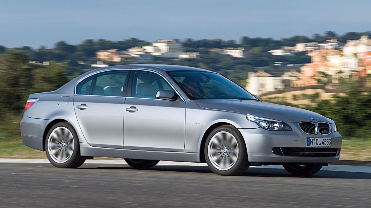 Imagen de El BMW Serie 5 2007 esconde bajo un diseño elegante con líneas suaves, motores potentes y un equipamiento de lujo.