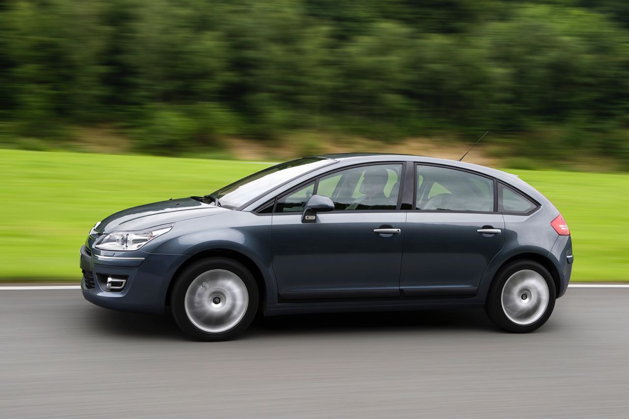 Imagen de El Citroën C4 2008 es un turismo con carrocería de cuatro puertas (Sedán) o cinco con un equipamiento que destaca entre los compactos generalistas.