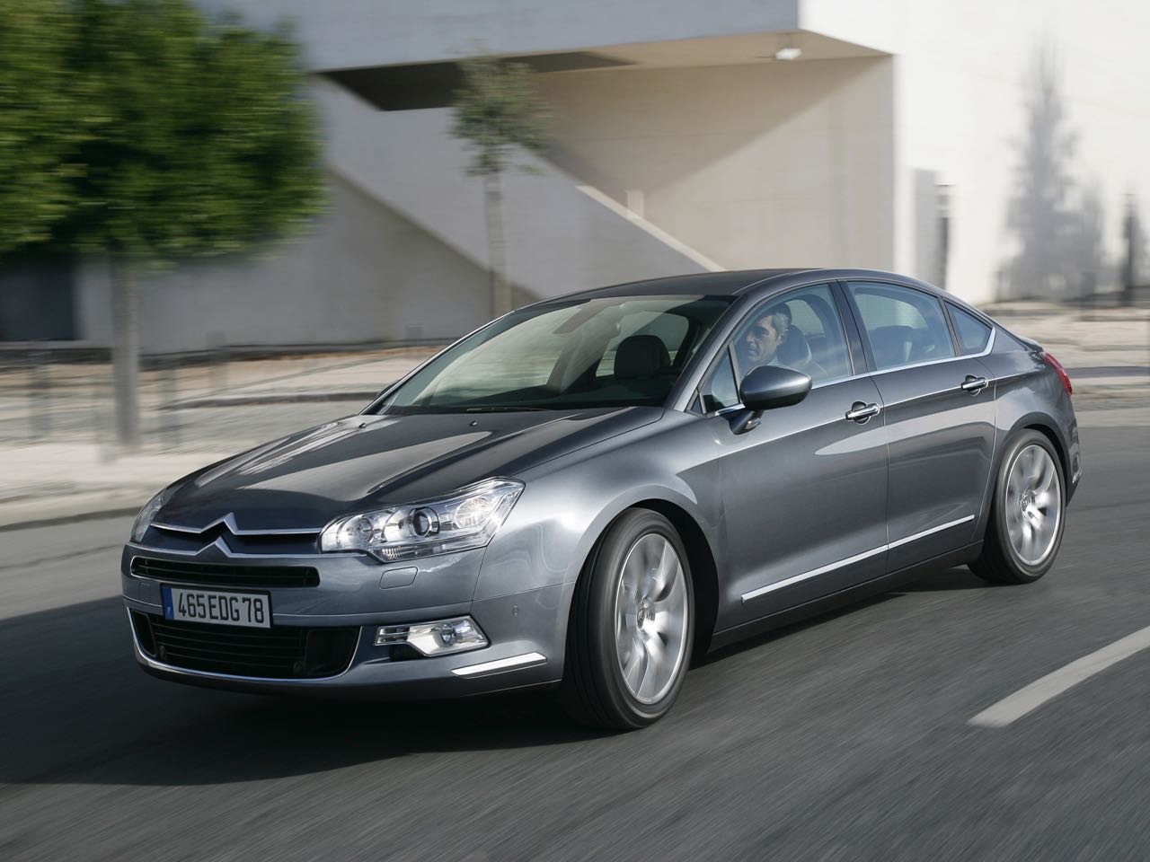 Imagen de El Citroën C5 2008 es una berlina con buenas prestaciones y una conducción muy agradable. Su precio no es de los más altos pero ofrece un gran confort.