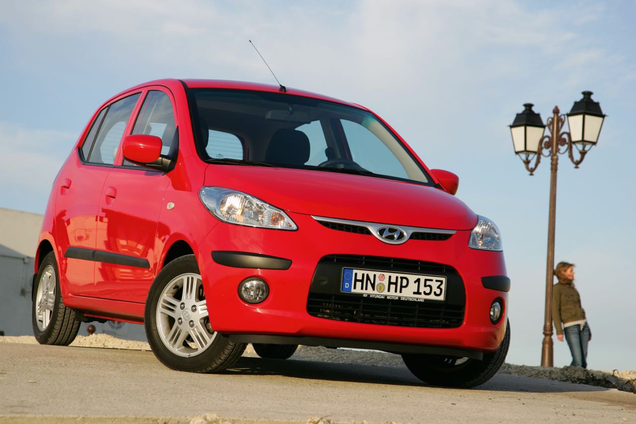 Imagen de El Hyundai i10 2008 es un turismo de pequeñas dimensiones ideal para la ciudad y a un precio bastante económico que destaca en el apartado más práctico.
