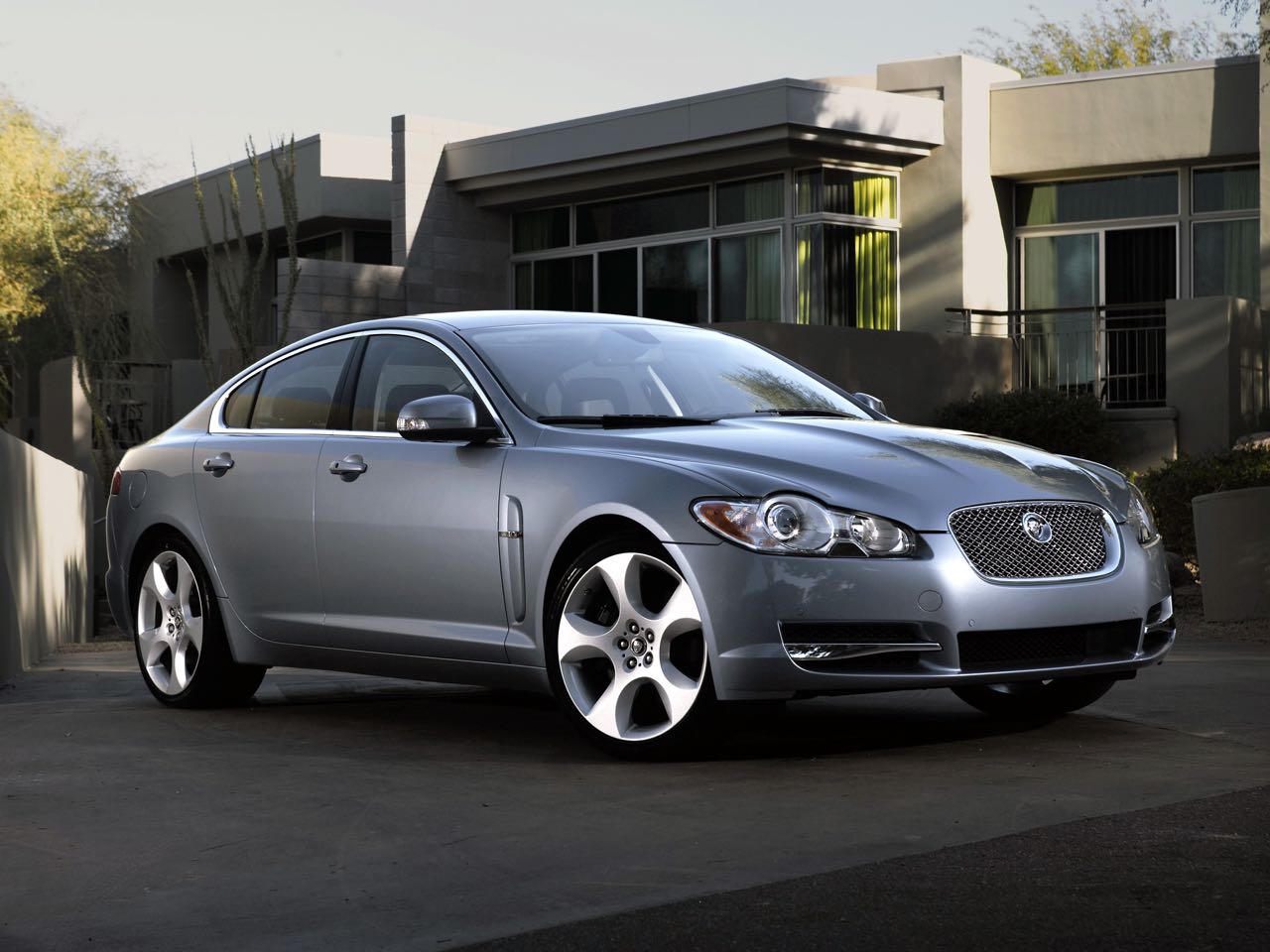 Imagen de El Jaguar XF 2008 destaca por sus potentes motores y por el alto nivel de confort que ofrece a sus ocupantes.