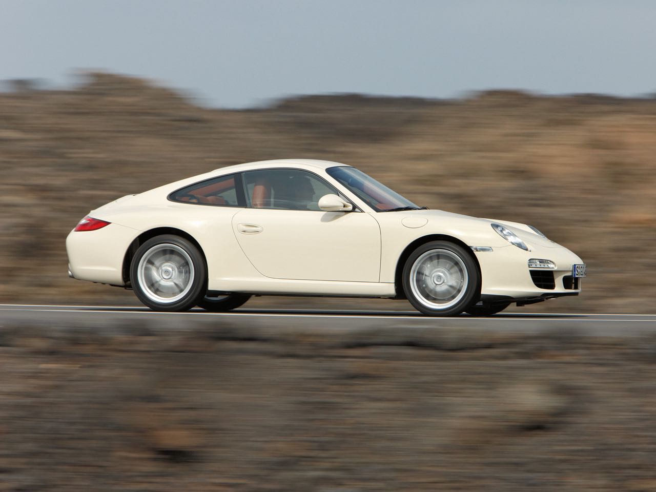 Imagen de El Porsche 911 2008 actualiza a uno de los deportivos más venerados de la historia. Su diseño se mantiene sin perder ni gota de su carácter.