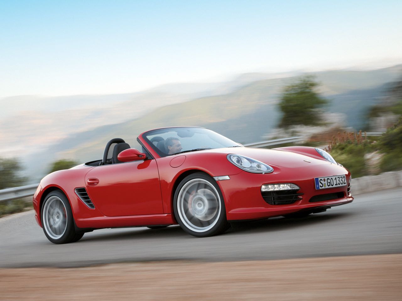 Imagen de El Porsche Boxster 2009 es un descapotable de comportamiento muy deportivo, de dimensiones contenidas y un equipamiento de lujo.