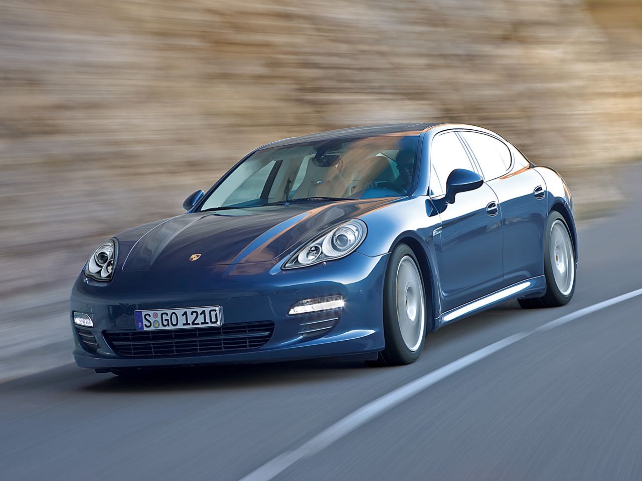 Imagen de El Porsche Panamera 2009 es una berlina de lujo que te hace sentir la velocidad y te sube la adrenalina al acelerar o frenar, con tracción trasera o total.