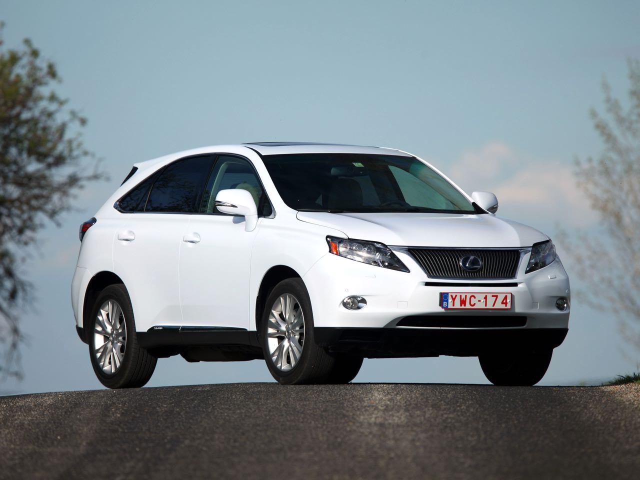 Imagen de El Lexus RX 2006 destaca por comodidad y lo bien equipado que está, con elementos poco habituales. Puedes elegir un gasolina V6 o el hçibrido RX 450h, único en su categoría.