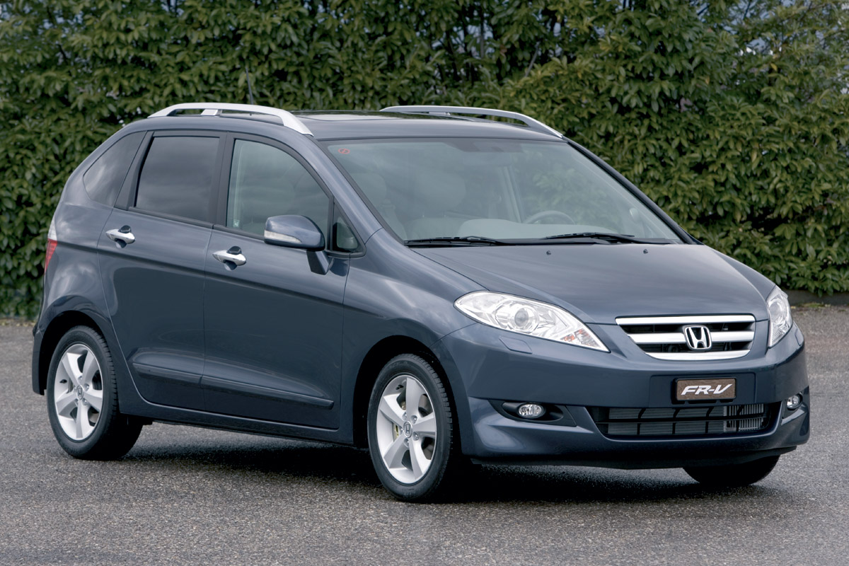 Imagen de El Honda FR-V 2007 es un monovolumen que puede llevar cómodamente a seis personas en dos filas de tres asientos cada una.