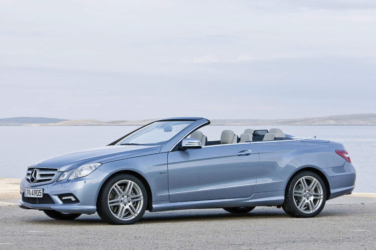 Imagen de El Mercedes Clase E Cabrio 2010 es la cuarta variante de esta generación de la Clase E. Destaca por la comodidad, el gran equipamiento con el que puede contar y por tener motores potentes.