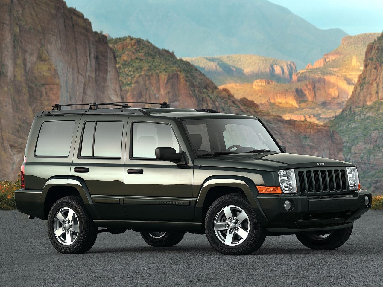 Imagen de El Jeep Commander 2006 es un todoterreno de siete plazas realziado sobre la base del Grand Cherokee con con dos potentes motores, un diésel y otro gasolina.