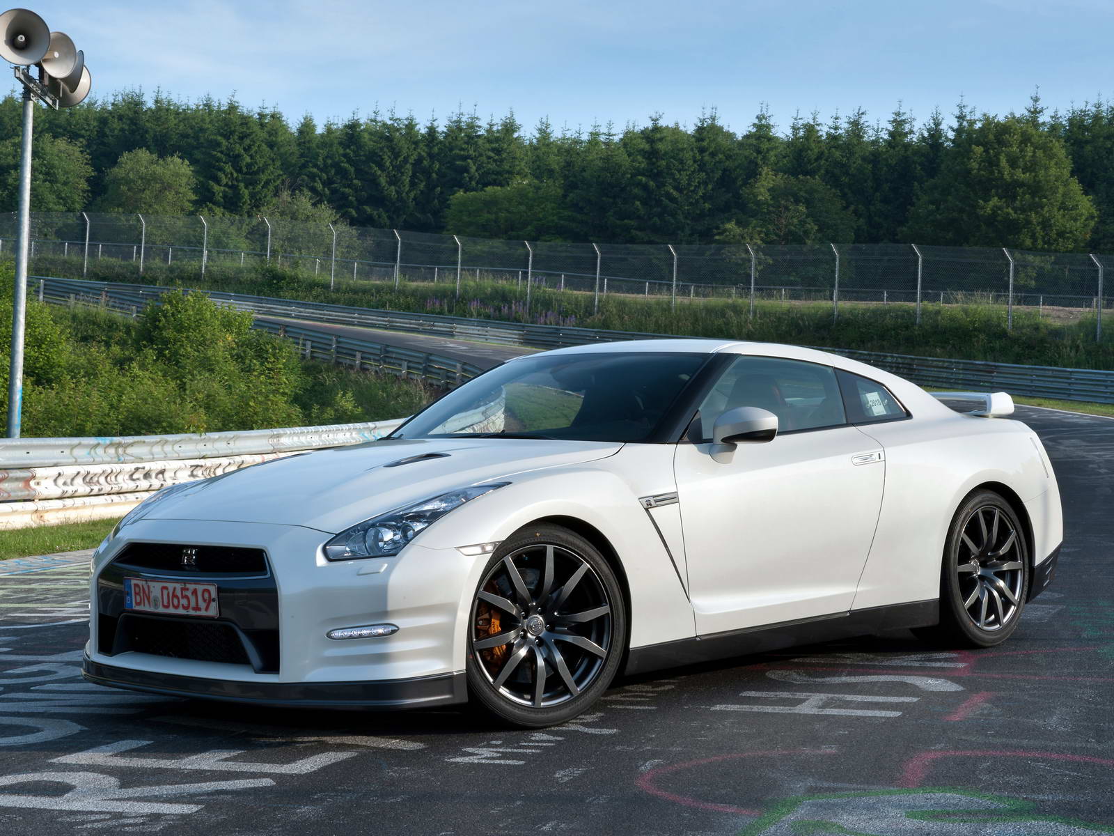 Imagen de El Nissan GT-R 2011, un icono automovilistico nipón cual Godzilla en el cine, se reinventa y presenta tantas mejoras como para hablar de un nuevo modelo.