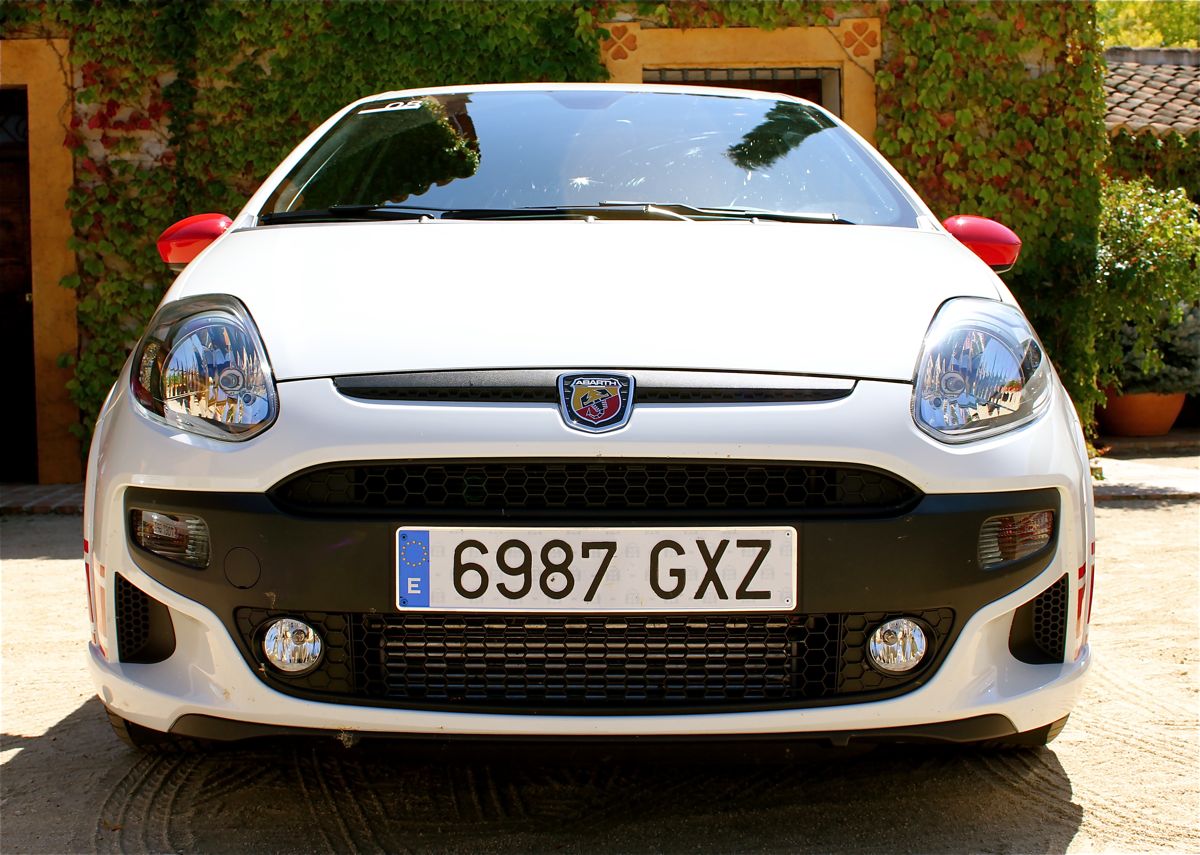 ¿Puede convertirse un urbano muy racional como el Punto Evo, en una auténtica máquina de carreras? La respuesta es sí y el artífice, Abarth, el preparador del Grupo FIAT.