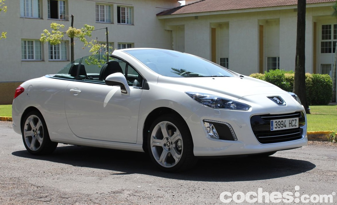 Conocemos de primera mano en Córdoba al nuevo Peugeot 308. La actualización se centra en su aspecto interior y exterior. Mejora de la eficiencia de sus motores.
