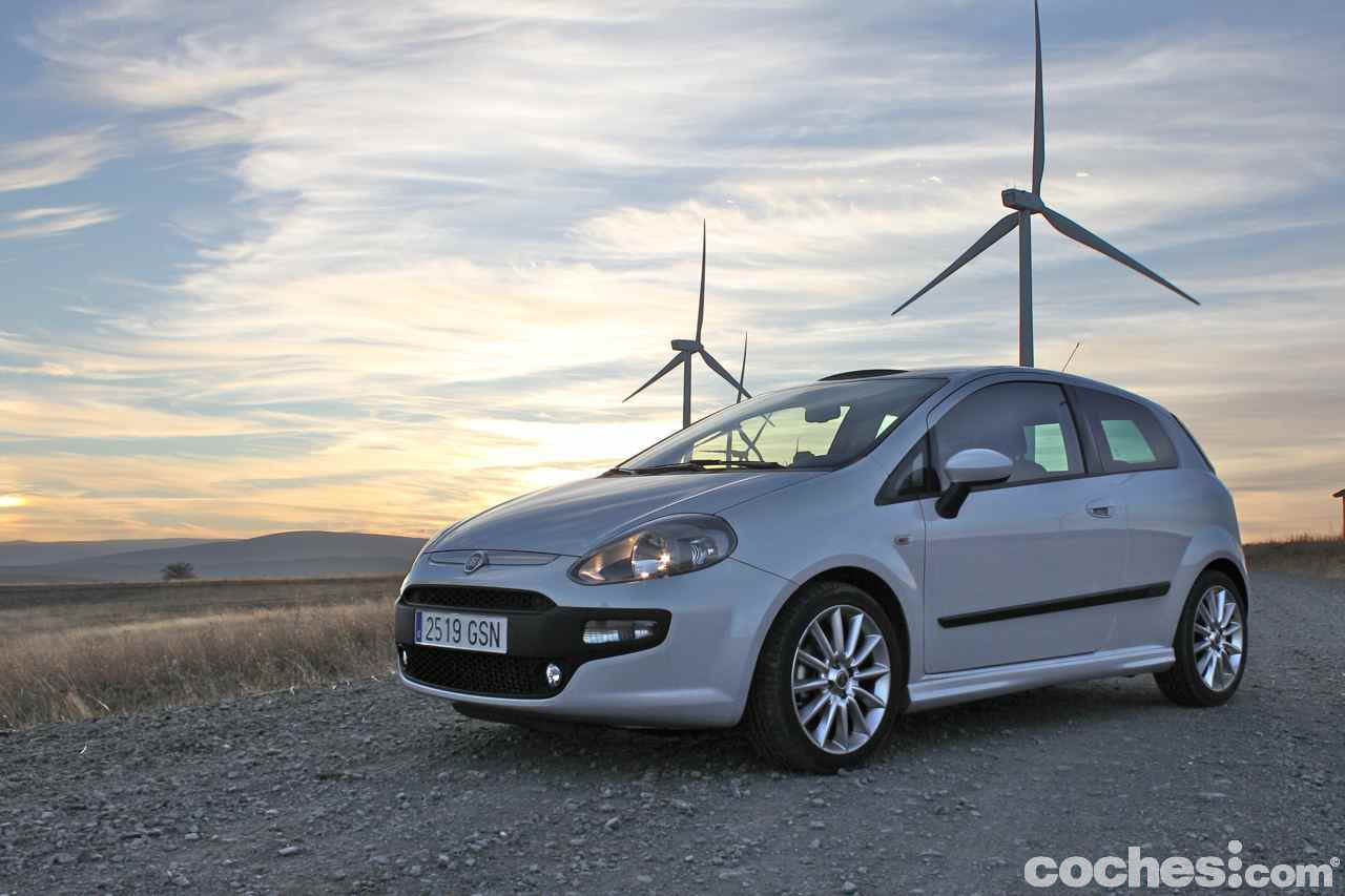 Nos ponemos al volante del FIAT Punto EVO 1.4 Multiair Sport. Tiene 135 CV de potencia y un equipamiento de escándalo.