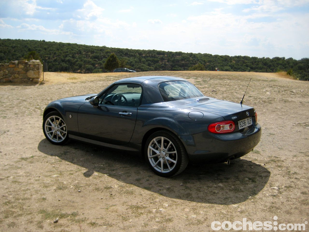 Prueba Mazda MX-5 Roadster Coupé Sportdrive a fondo. Ligero, tracción trasera, gran reparto de pesos y bajo centro de gravedad, es increíblemente divertido.