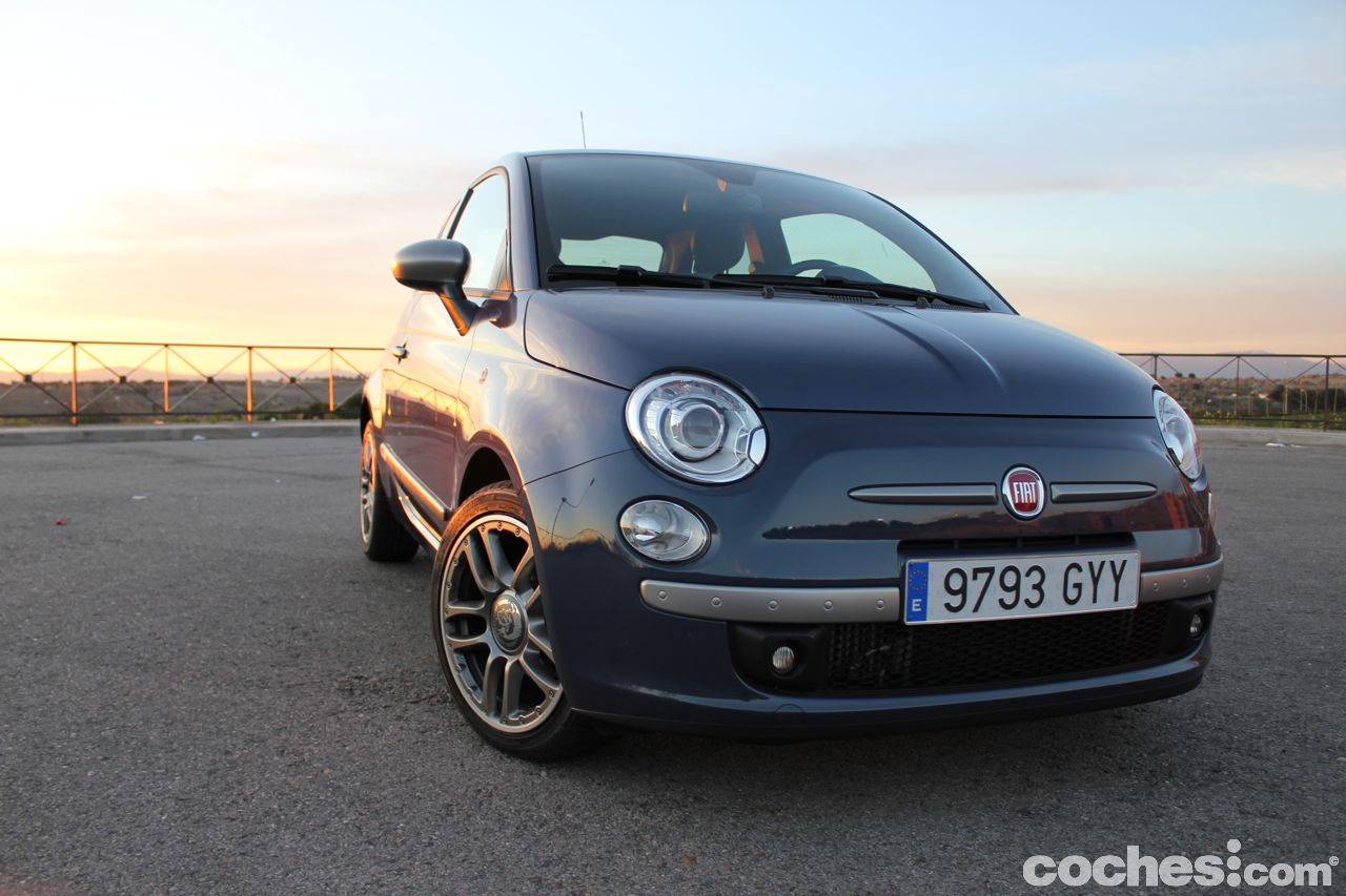 Probamos el Fiat 500 TwinAir, un coche de dos cilindros combinado con los toques característicos en su exterior o interior de la marca de moda Diesel.
