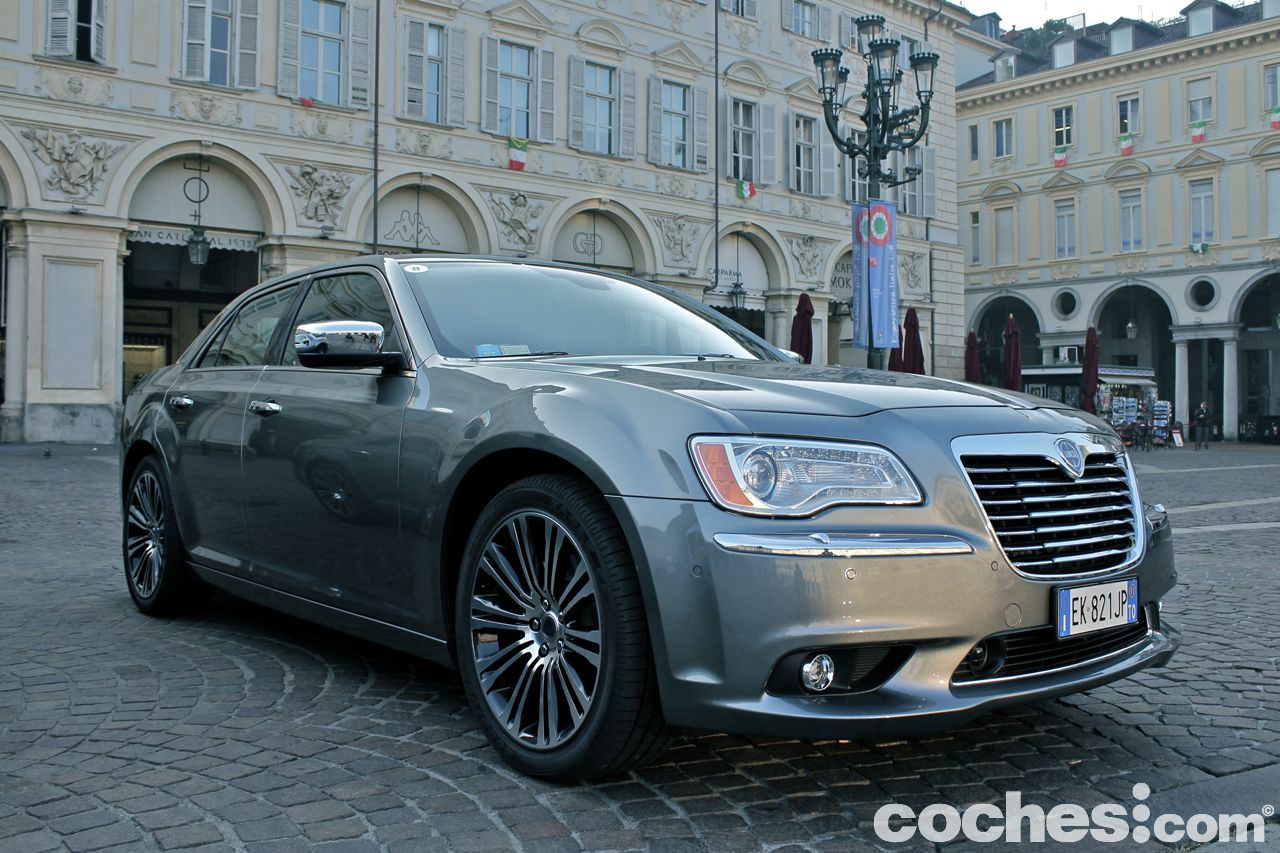 Primer producto Chrysler-Fiat. El Lancia Thema sustituye al Thesis con argumentos americanos del Chrysler 300C, pero también con armas italianas.