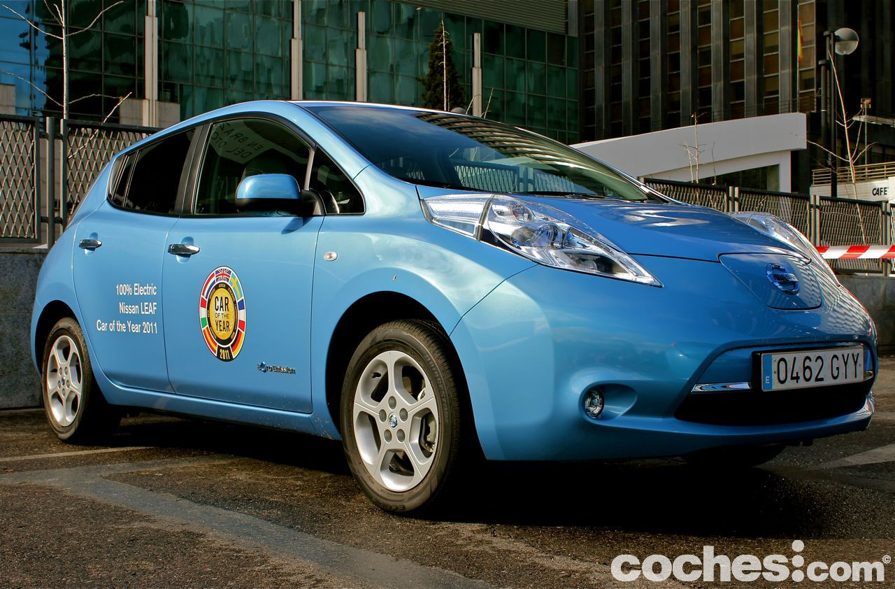 Nos subimos al mejor de los coches eléctricos del mercado actual, el Nissan Leaf. ¿Pero es tan bueno como para pagar la enorme cantidad que piden por él?