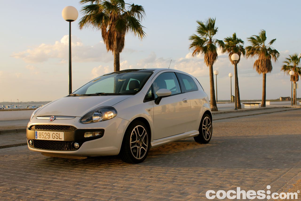 Probamos el Fiat Punto Evo diésel de 120 CV. Por tamaño resulta perfecto para moverse en la ciudad, pero su motor se muestra también solvente en carretera.