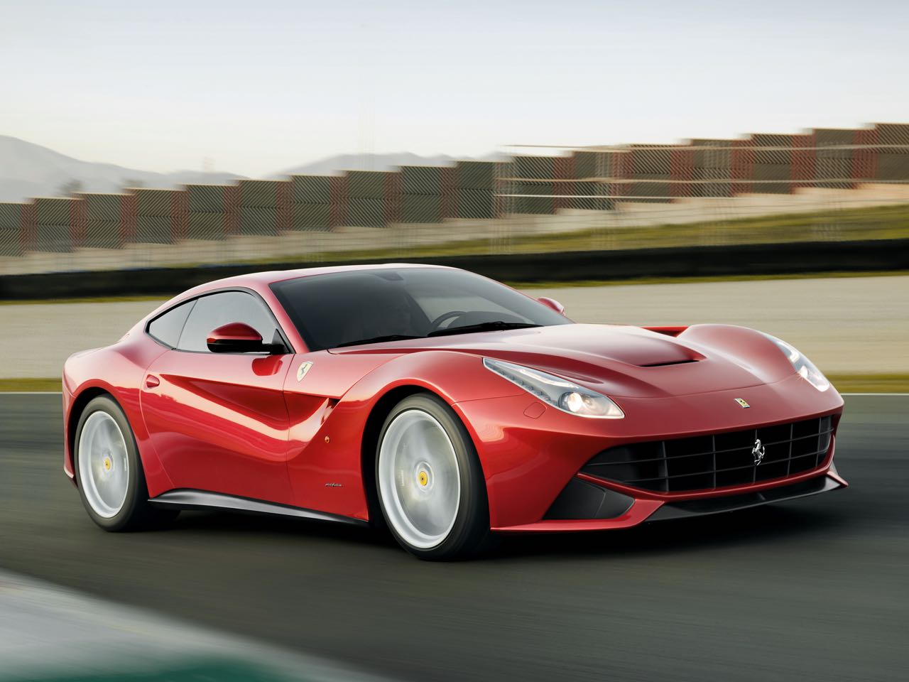 Imagen de Los 740 CV de su motor V12 convierten al Ferrari F12 berlinetta 2012 en el Ferrari más rápido de calle de todos los tiempos.