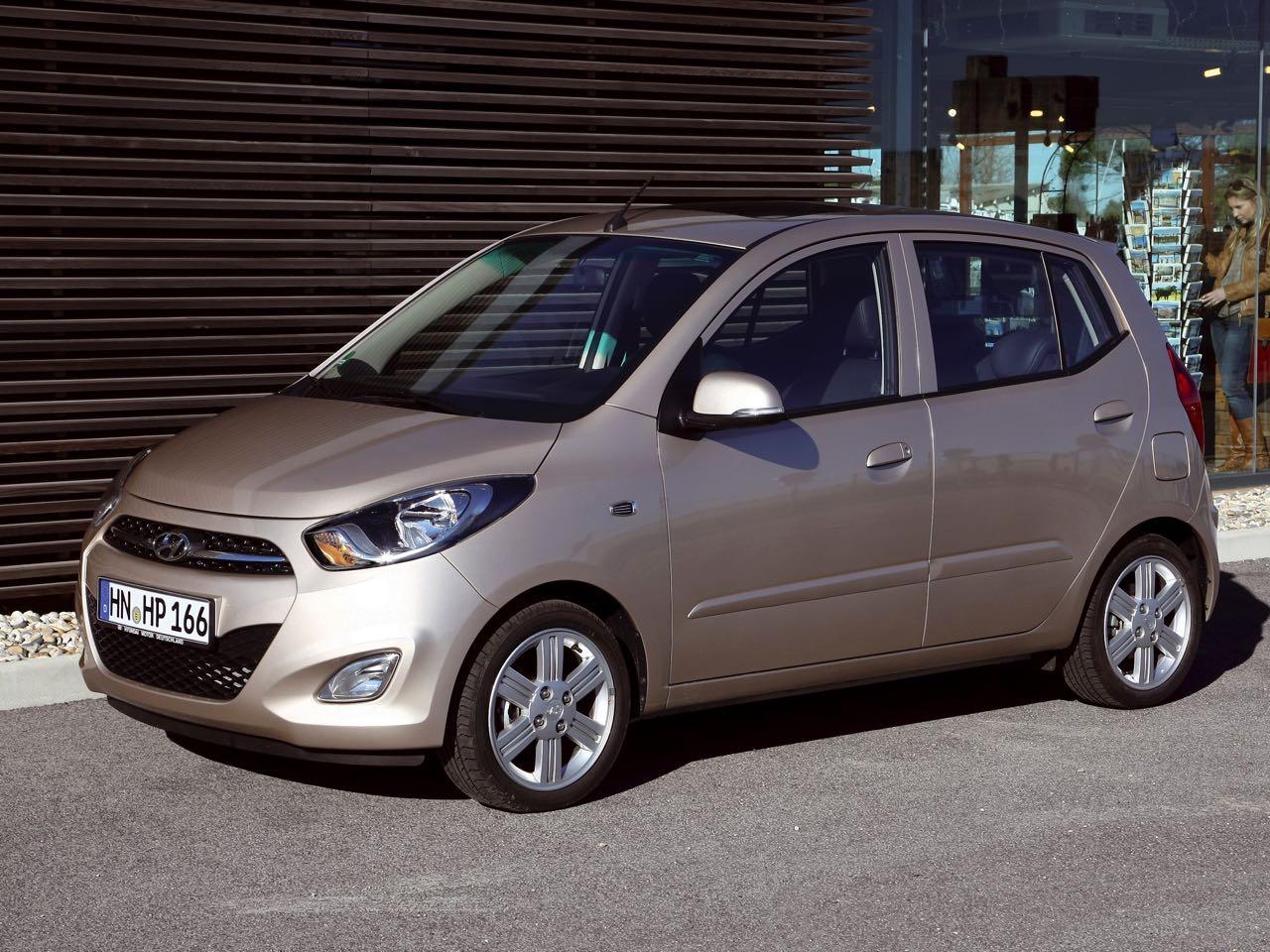 Imagen de El Hyundai i10 2012 es una renovación centrada en la eficiencia de su mecánica que aprovecha para mejorar bastnte su equipamiento.