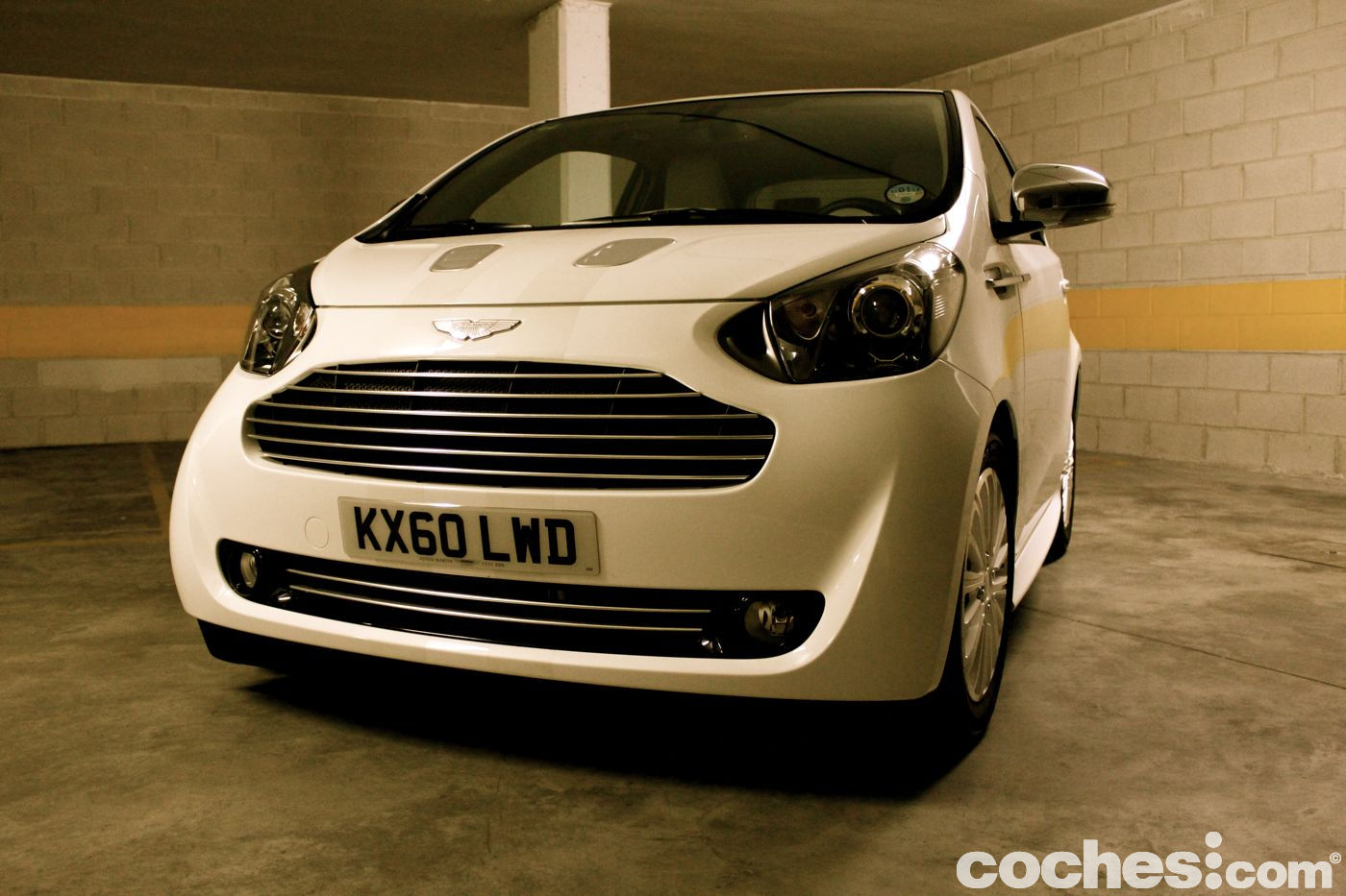 Si los mejores perfumes vienen en frascos pequeños, el Aston Martin Cygnet es uno de ellos. Probamos este coche del que es fácil enamorarse.