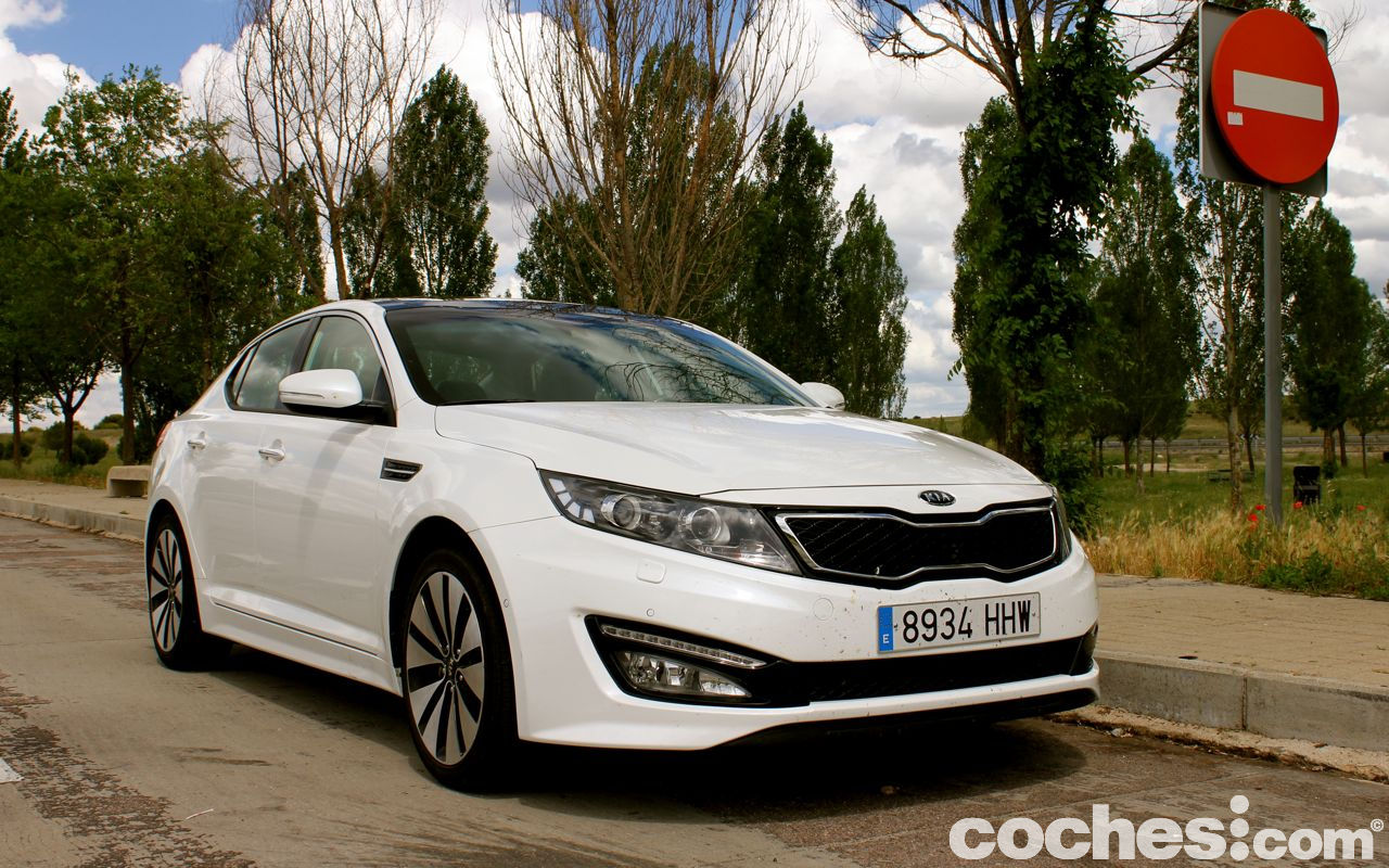 Probamos durante una semana las cualidades dinámicas en ciudad, autovía y carretera del Kia Optima, una berlina de diseño futurista que enamora.