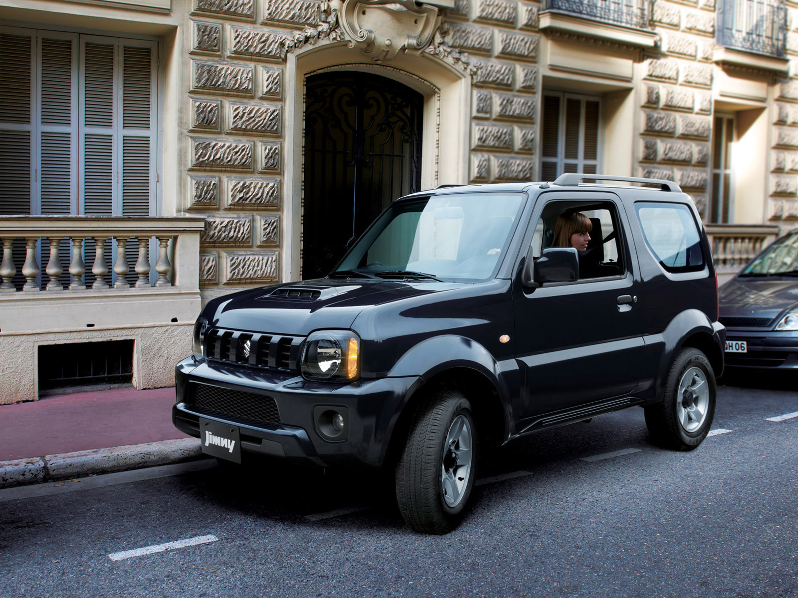 Imagen de El Suzuki Jimny 2013 tiene algunos retoques estéticos que ponen al dia a este pequeño todoterreno que aún resiste al embite de los SUV.