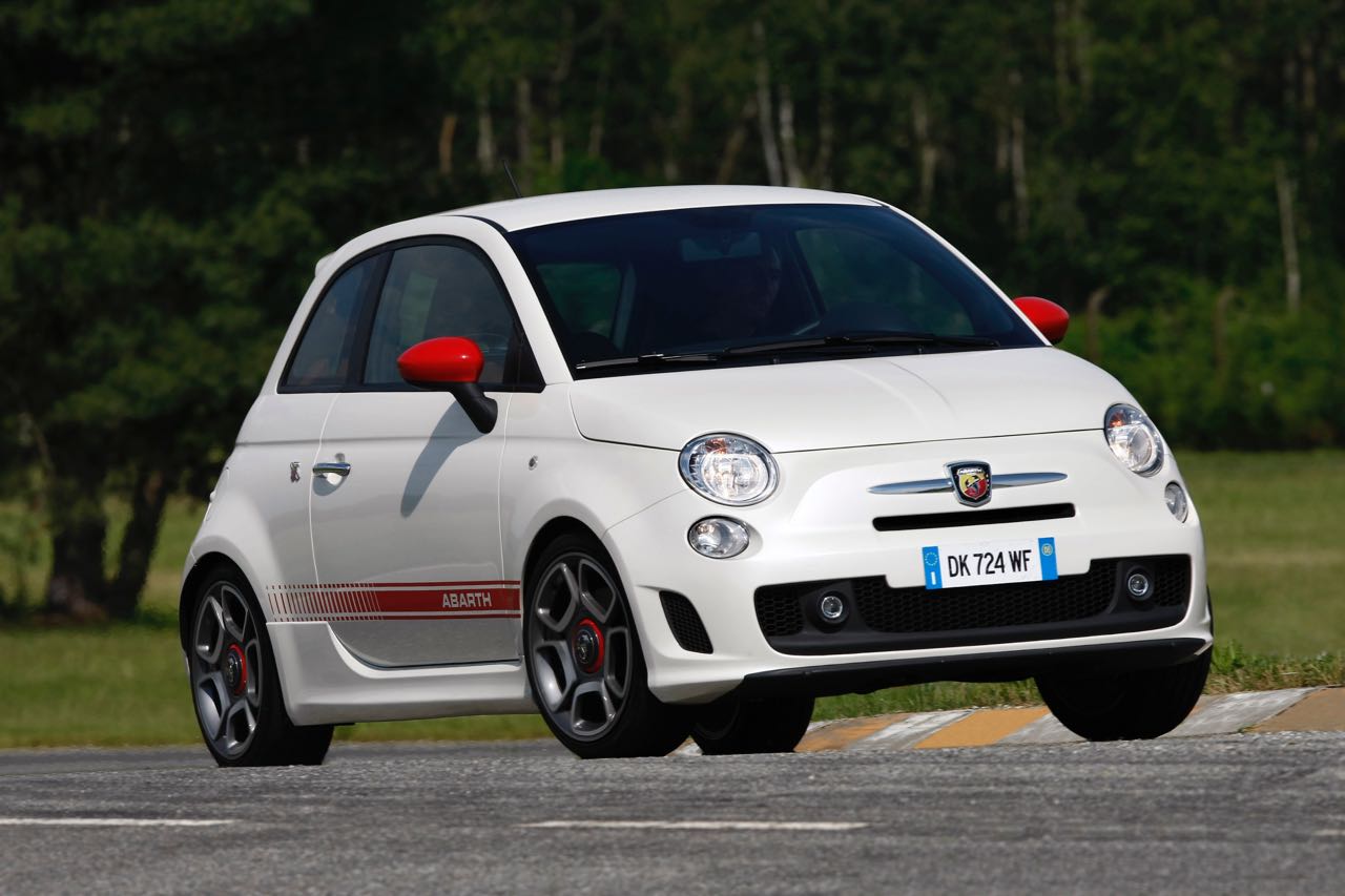 Imagen de El Abarth 500 2009 es una variante del Fiat 500 enfocada a la deportividad, con motores potentes para su tamaño y puesta a punto radical.