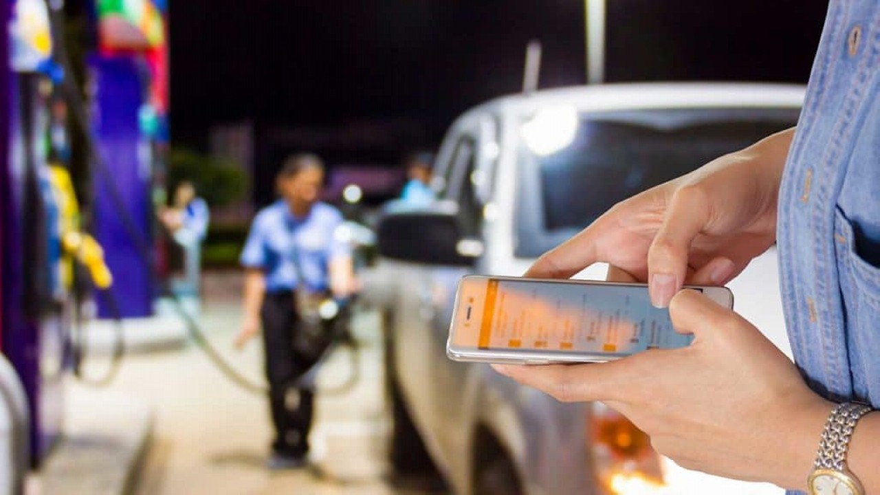 Usar el móvil en la gasolinera: ¿Es peligroso?