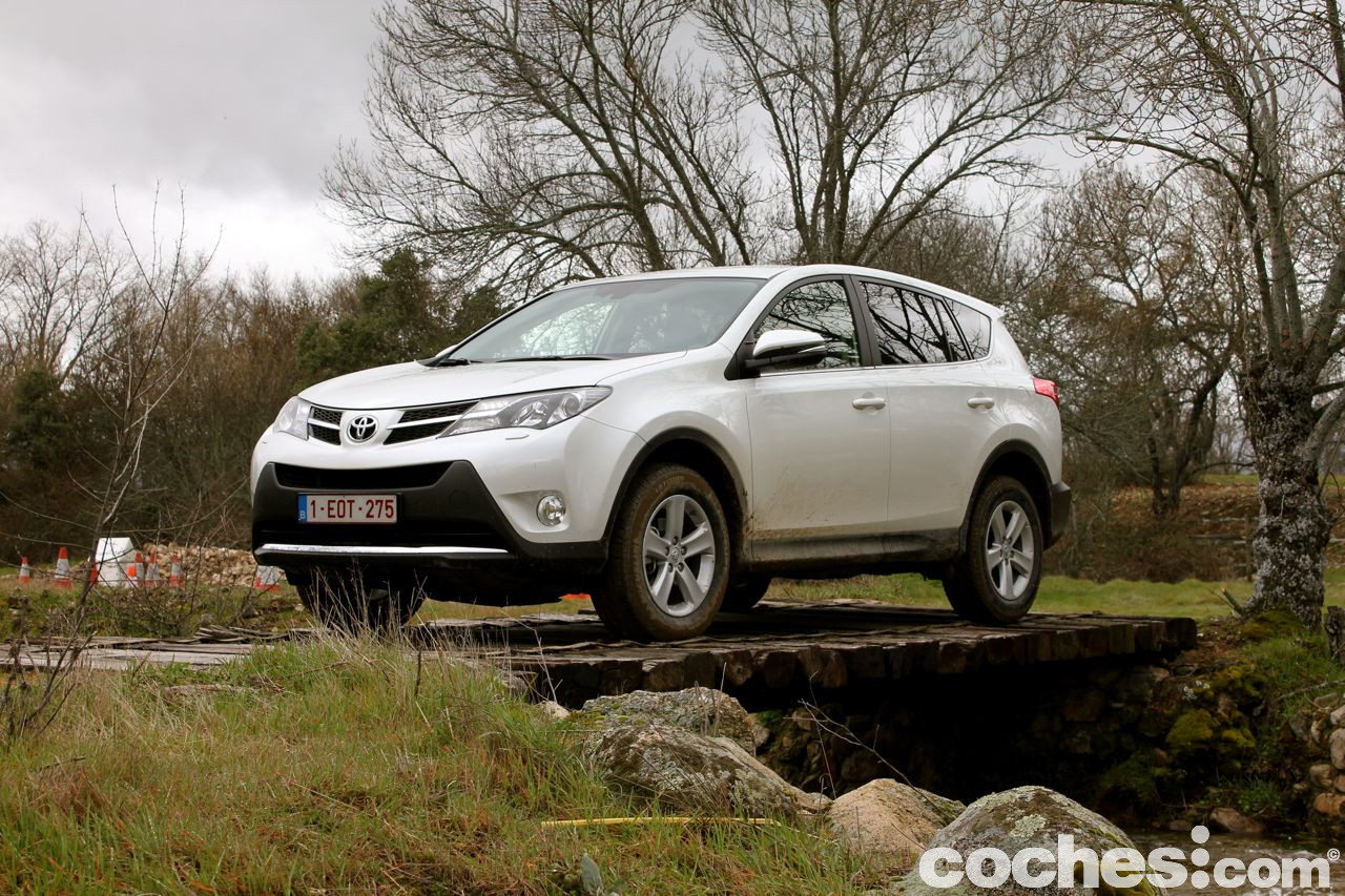 Nos subimos al nuevo Toyota RAV4 2013 y realizamos una pequeña prueba en carretera y un pequeño recorrido offroad.