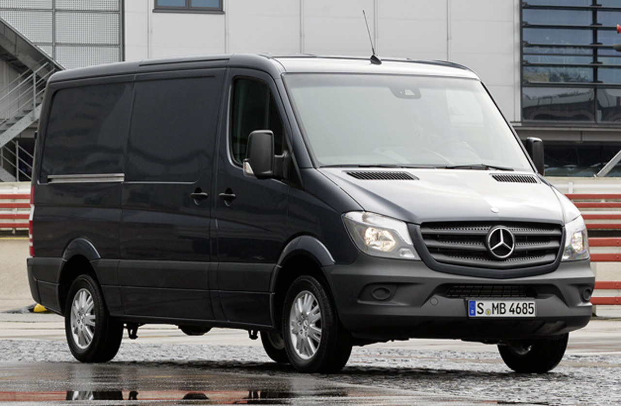 Imagen de El Mercedes Sprinter 2013 actualiza al furgón más grande de la marca, con novedades mecánicas que reducen los consumos y más equipamiento.