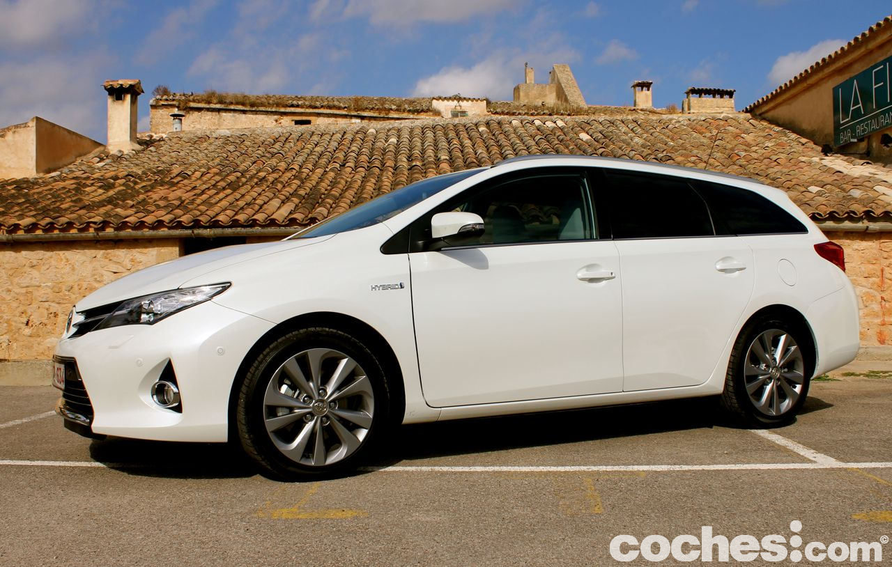 Probamos el nuevo Toyota Auris Touring Sports, el Auris con carrocería familiar, que puede elegirse con motor híbrido, diésel o gasolina.