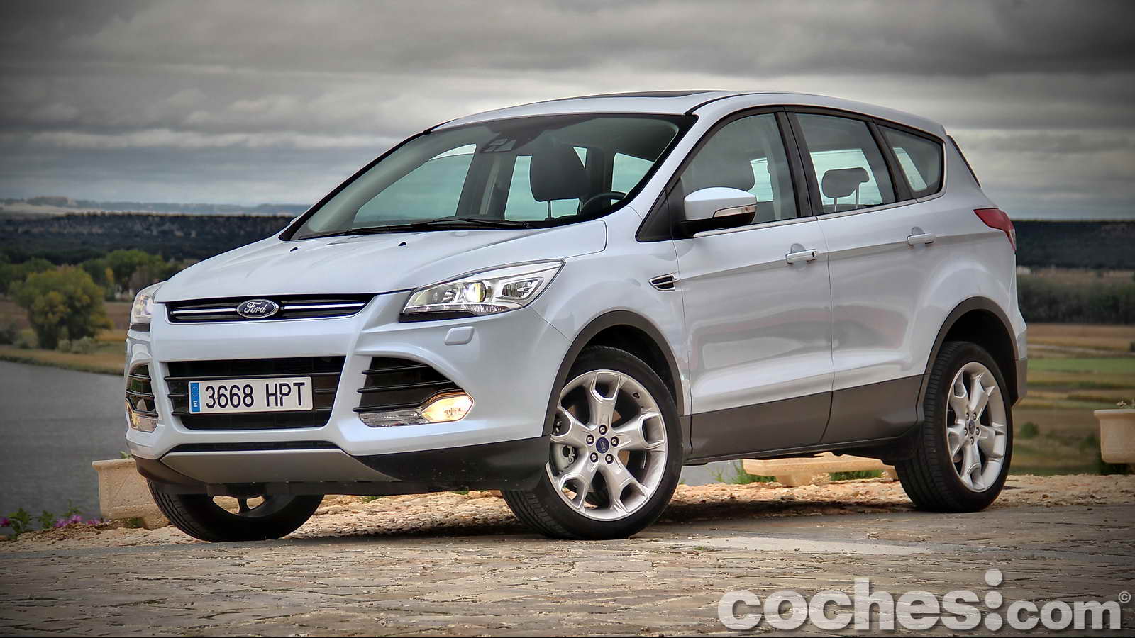Probamos uno de los líderes entre los SUV compactos: el Ford Kuga, que se caracteriza por sus numerosas mejoras estéticas, tecnológicas y de seguridad.