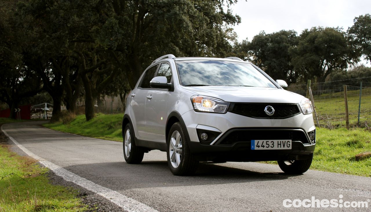 Nos ponemos al volante del SsangYong Korando 2014, un coche que destaca por su equilibrio general. Mejora mucho su interior y sus precios son competitivos.
