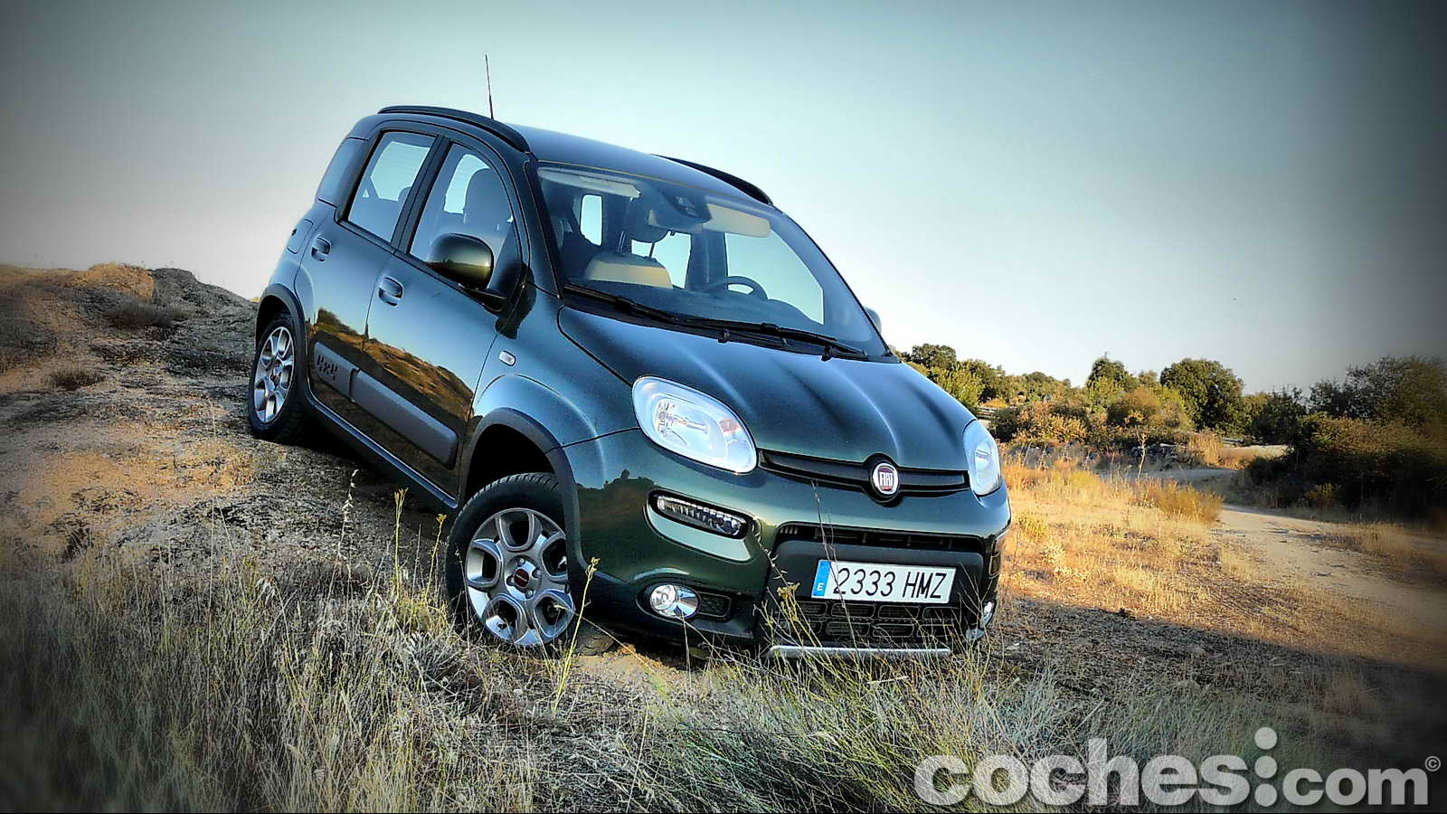 Probamos la 3ª generación del FIAT Panda 4x4 que, gracias a sus recortadas dimensiones y al motor diésel más pequeño del mercado, ofrece unos resultados sorprendentes.