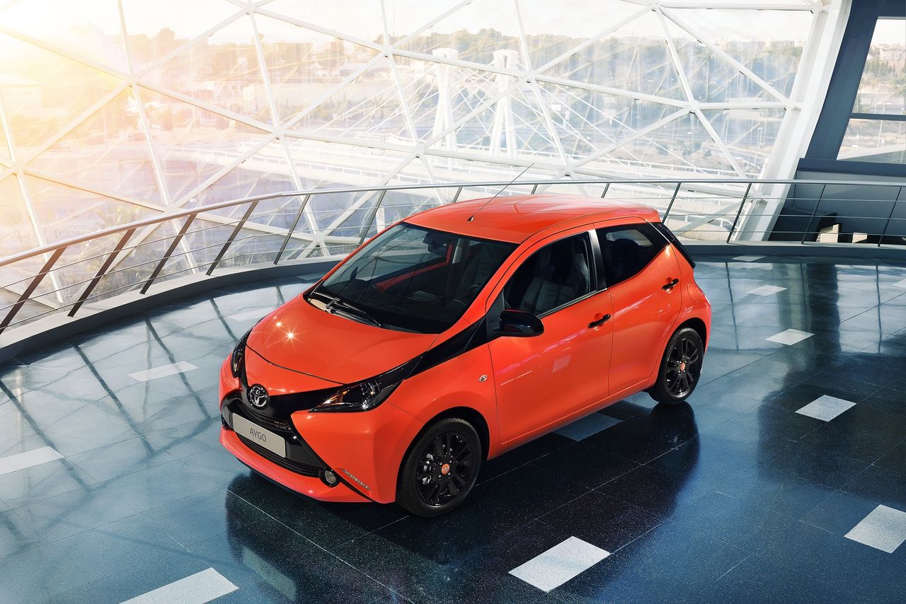 Imagen de El nuevo Toyota Aygo 2014 muestra una imagen muy agresiva. Totalmente personalizable, podrá elegirse de tres o cinco puertas y con un techo de lona.