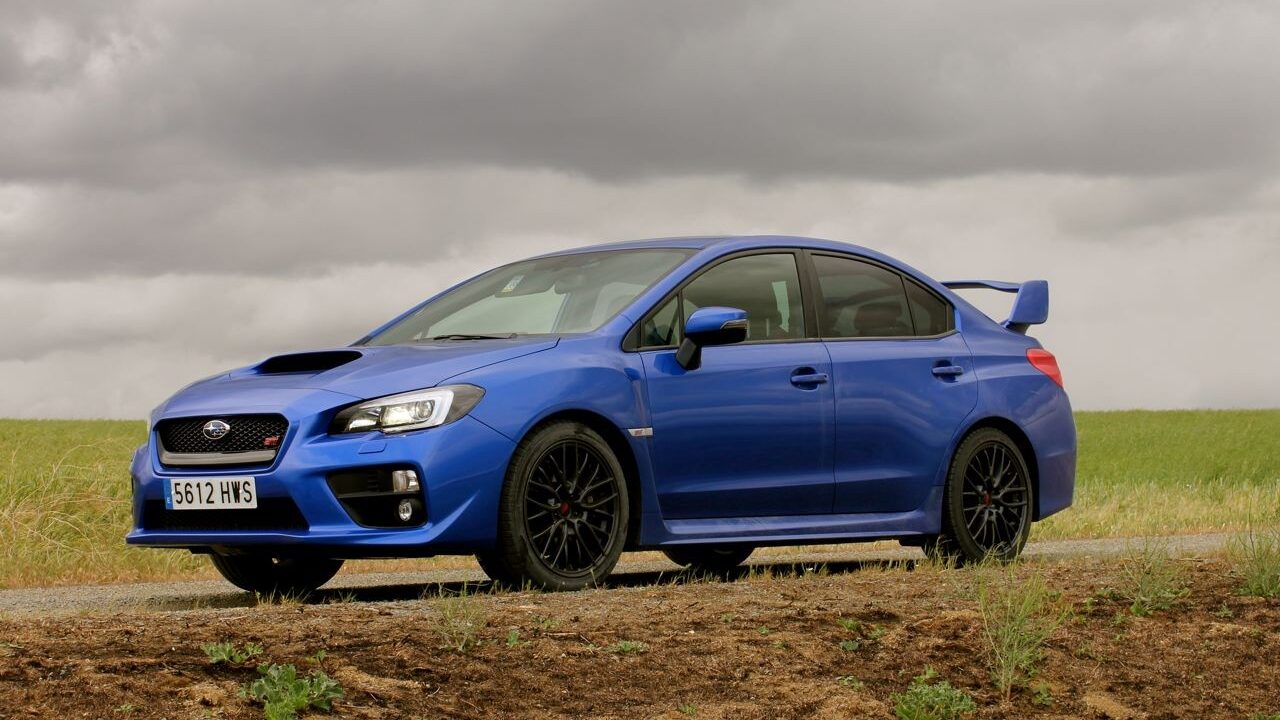 Probamos la cuarta generación del Subaru WRX STI, un coche único en su especie pensado desde su génesis en poder tomar las curvas más rápido que nadie.