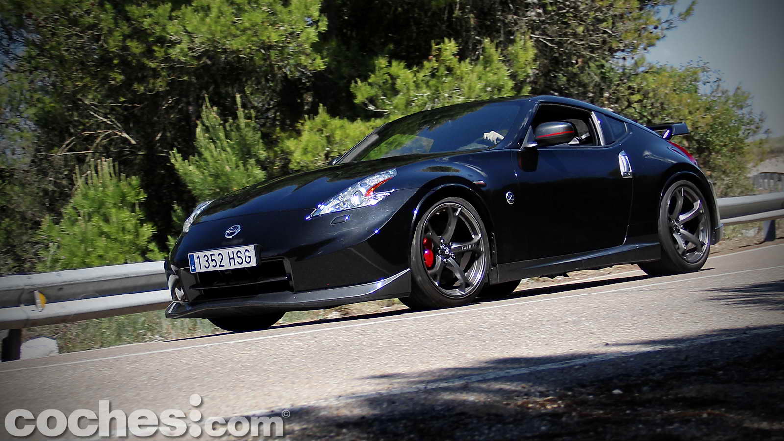 El Nissan 370Z Nismo es un deportivo de los de antes: motor delantero, propulsión posterior y fuerte carácter. Tratamos de domarlo en nuestra prueba.