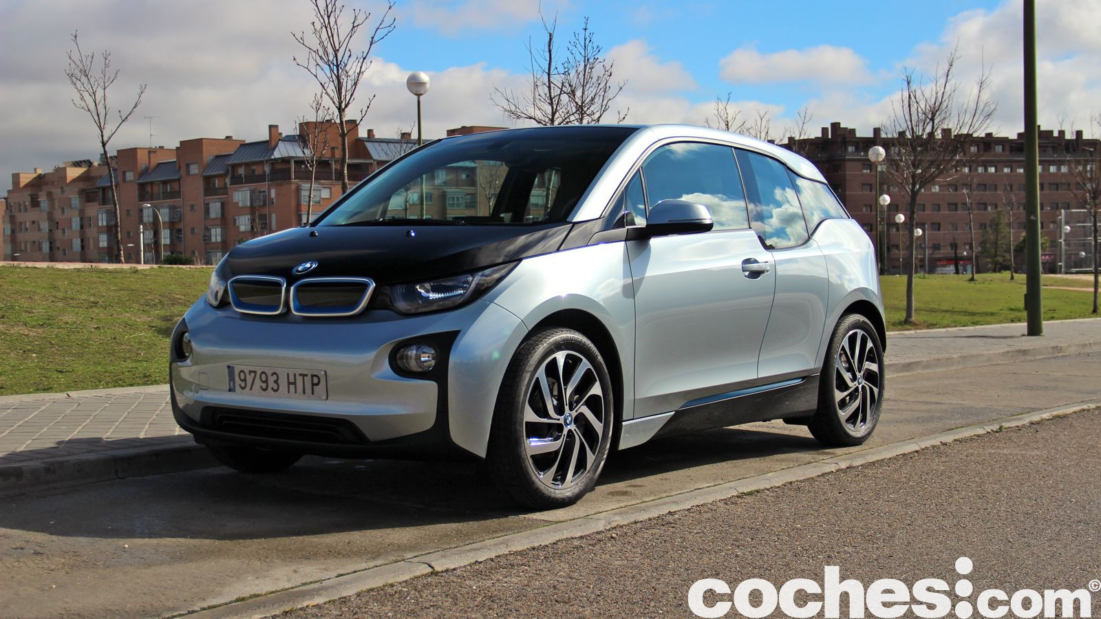 Ponemos a prueba el BMW i3, un coche que supone la llegada de las marcas premium al mercado de los urbanos eléctricos. ¿Ofrecerá algo más?