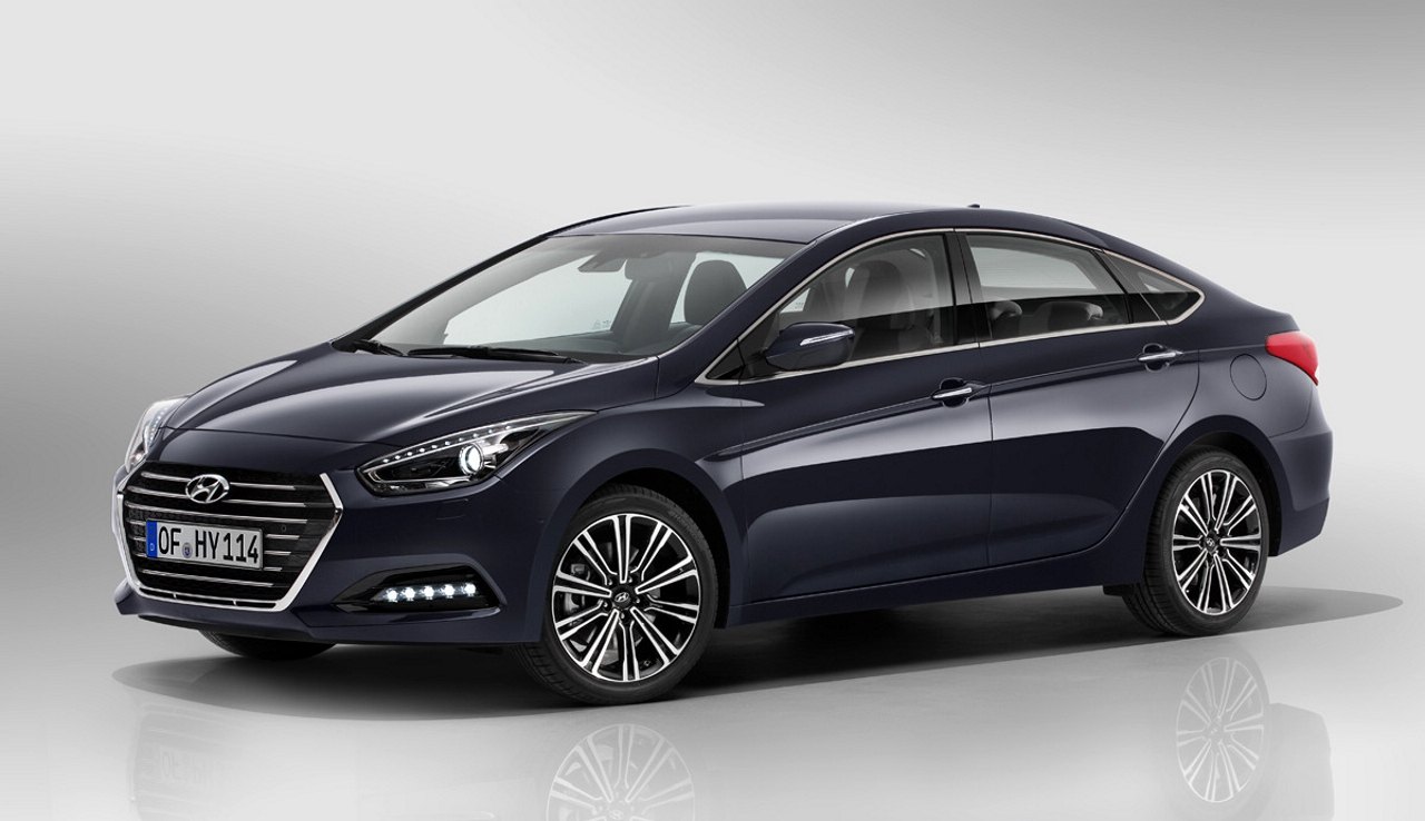 Imagen de El Hyundai i40 2015 presenta ligeros cambios estéticos, algunas mejoras mecánicas de su gama diésel y echa el resto con el equipamiento.