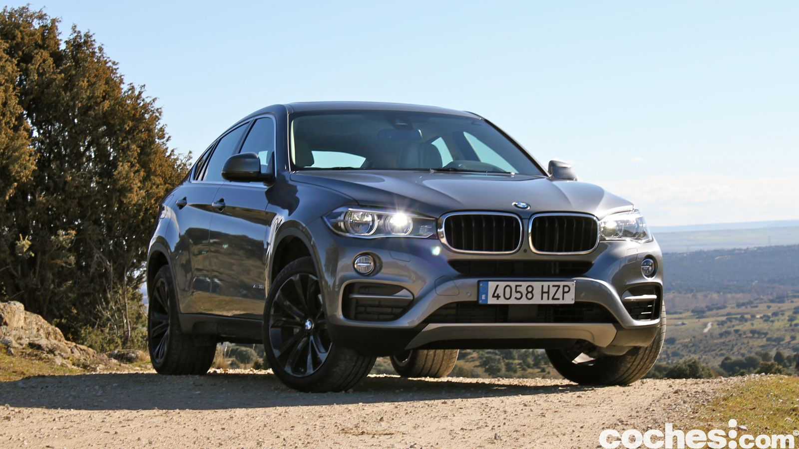 Probamos el BMW X6 2015. Es un coche lujoso, ahora más cómodo y refinado que el anterior. Sus motores gastan menos y mantiene la apuesta por el dinamismo