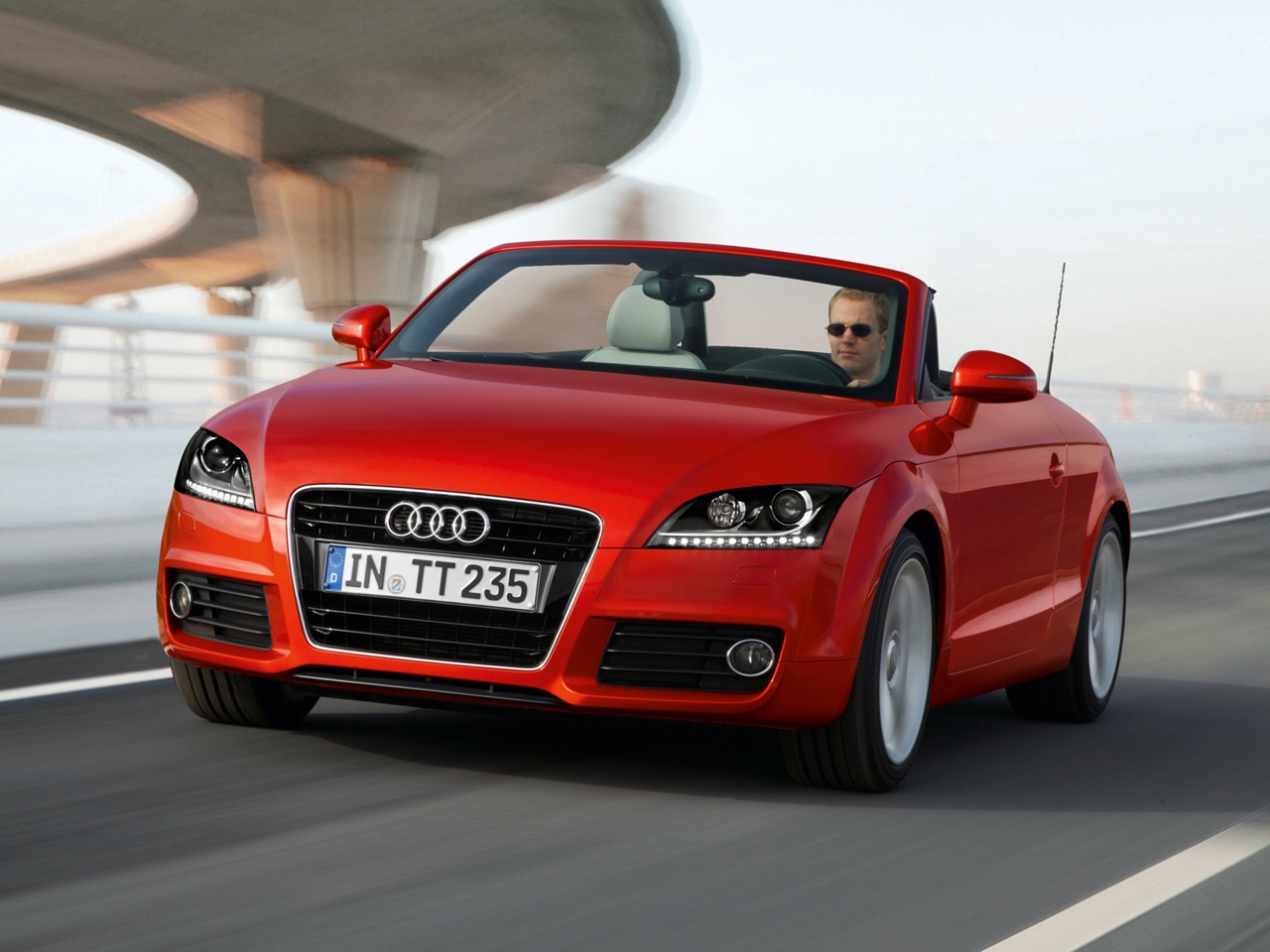 Imagen de El Audi TT Roadster 2010 presume de un diseño más dinámico, carrocería ligera construida en aluminio y motores (hay un nuevo gasolina) más eficientes.