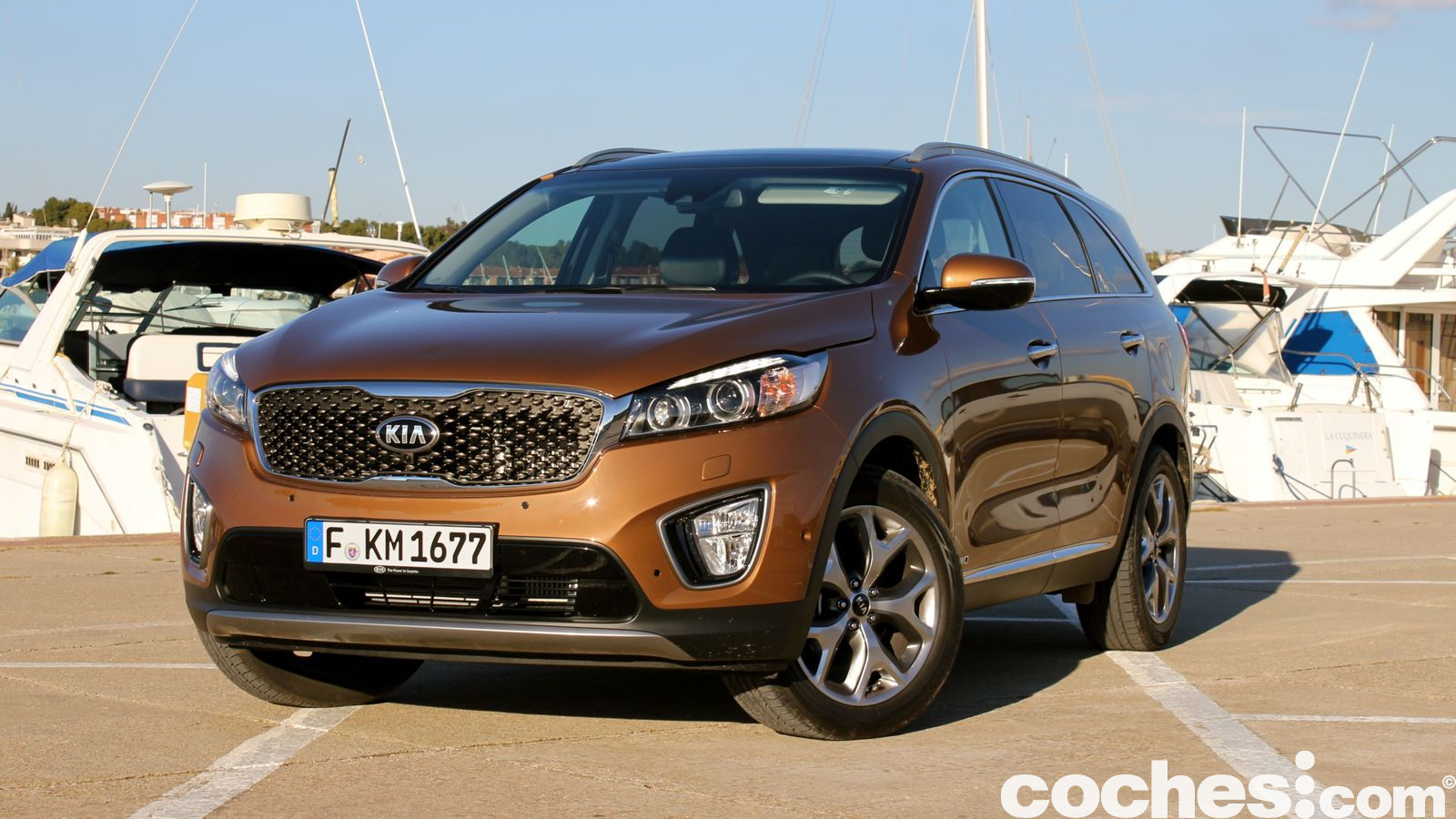 El nuevo Kia Sorento tiene un interior de calidad tan práctico como un monovolumen, se muestra dinámico con su motor diésel y es barato. Cuál es el secreto?