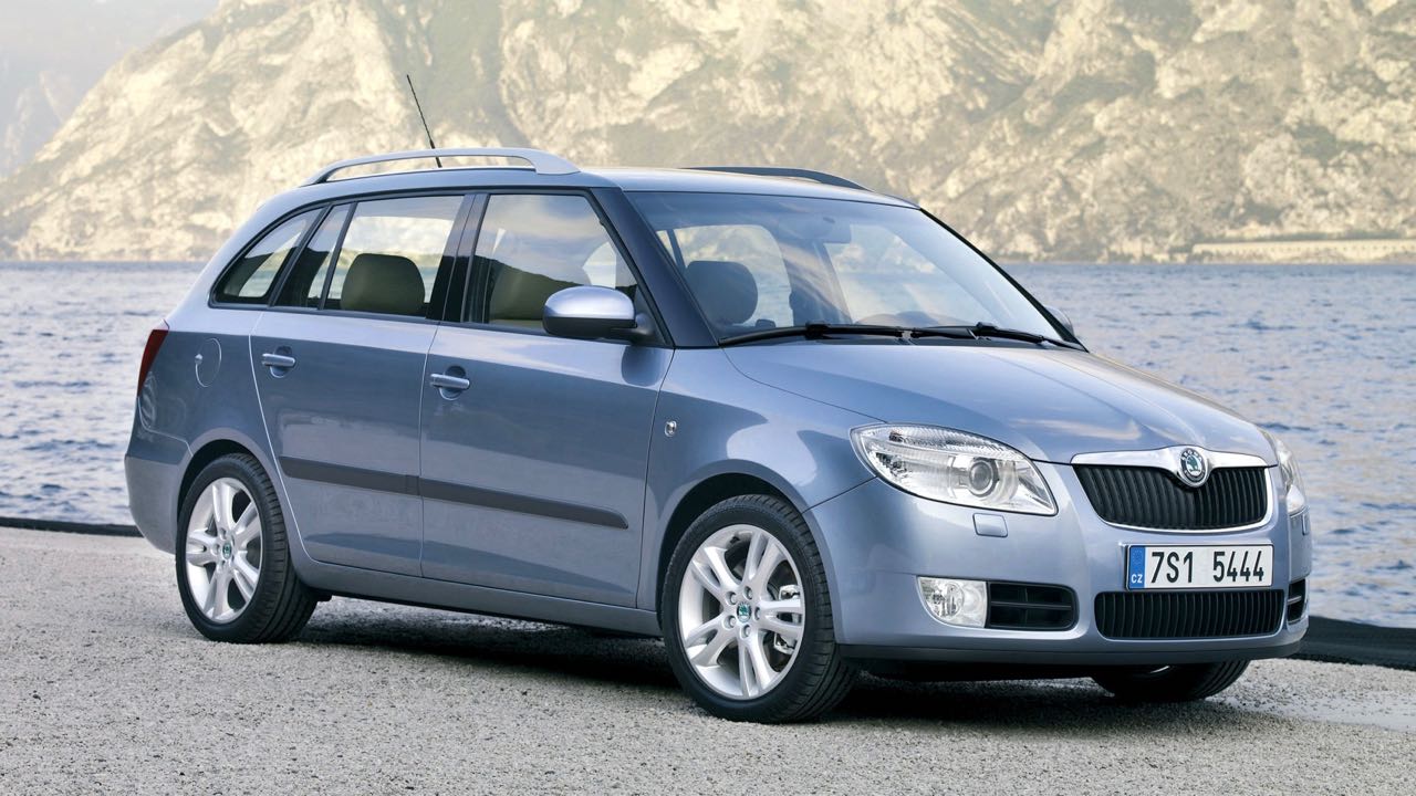 Imagen de El Skoda Fabia Combi 2008 es el familiar más pequeño del mercado. Eso no le impide ser espacioso, tener buen maletero y motores sensatos.