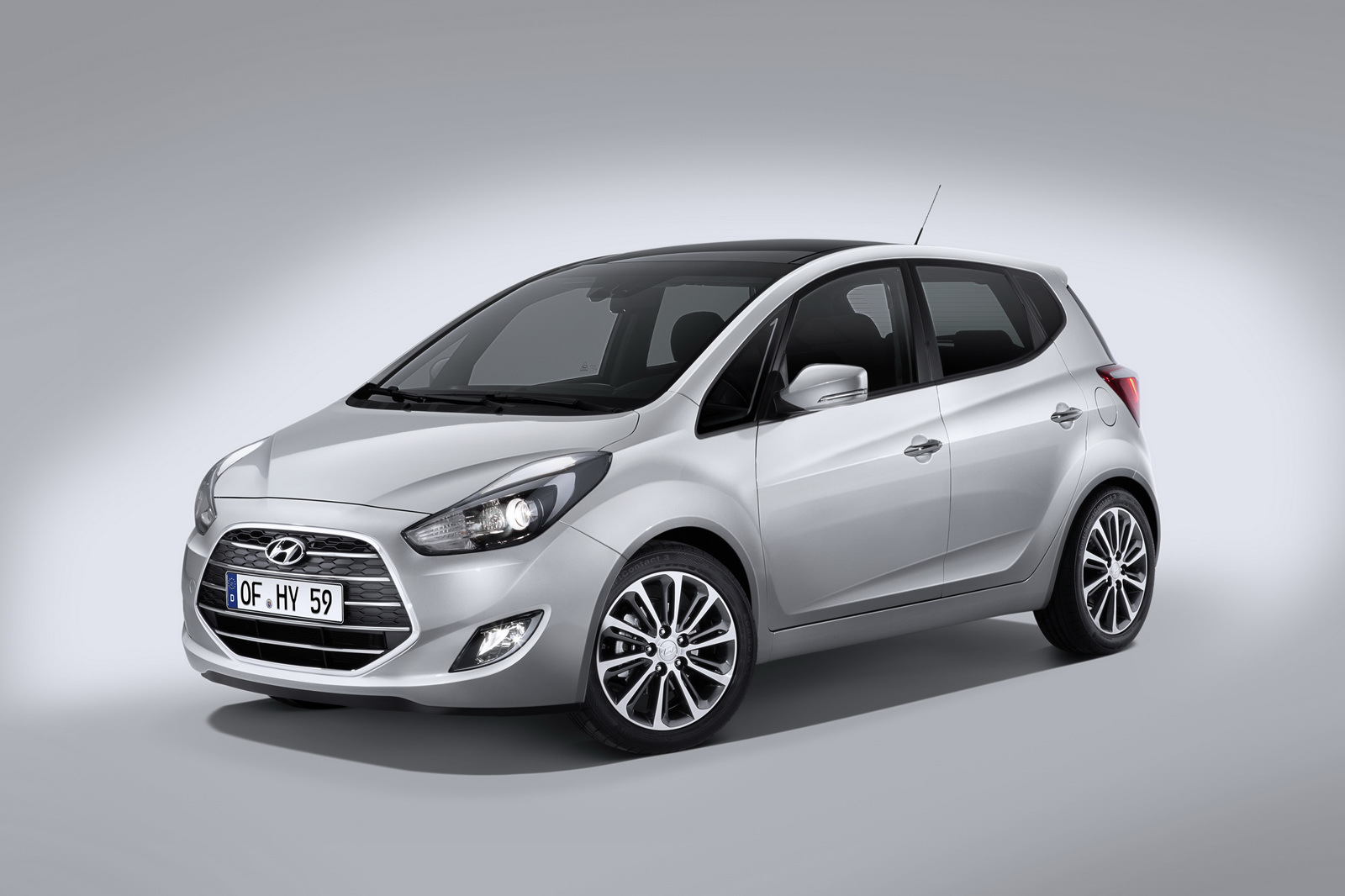 Imagen de El Hyundai ix20 2015, que destaca dentro de los monovolúmenes pequeños por capacidad de maletero y espacio interior, renueva su estética y sus motores.