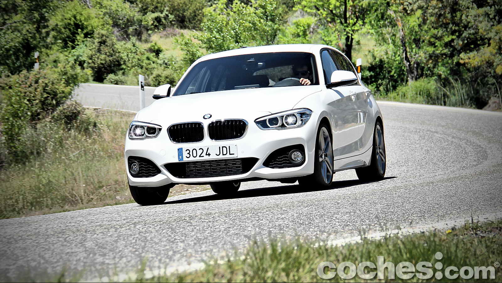 El nuevo BMW Serie 1 se ha modernizado con ligeros retoques estéticos, renovados motores y mejorada tecnología, pero conservando su excelente dinamismo, como paso intermedio hacia una nueva generación en la que se abordarán cambios más profundos.