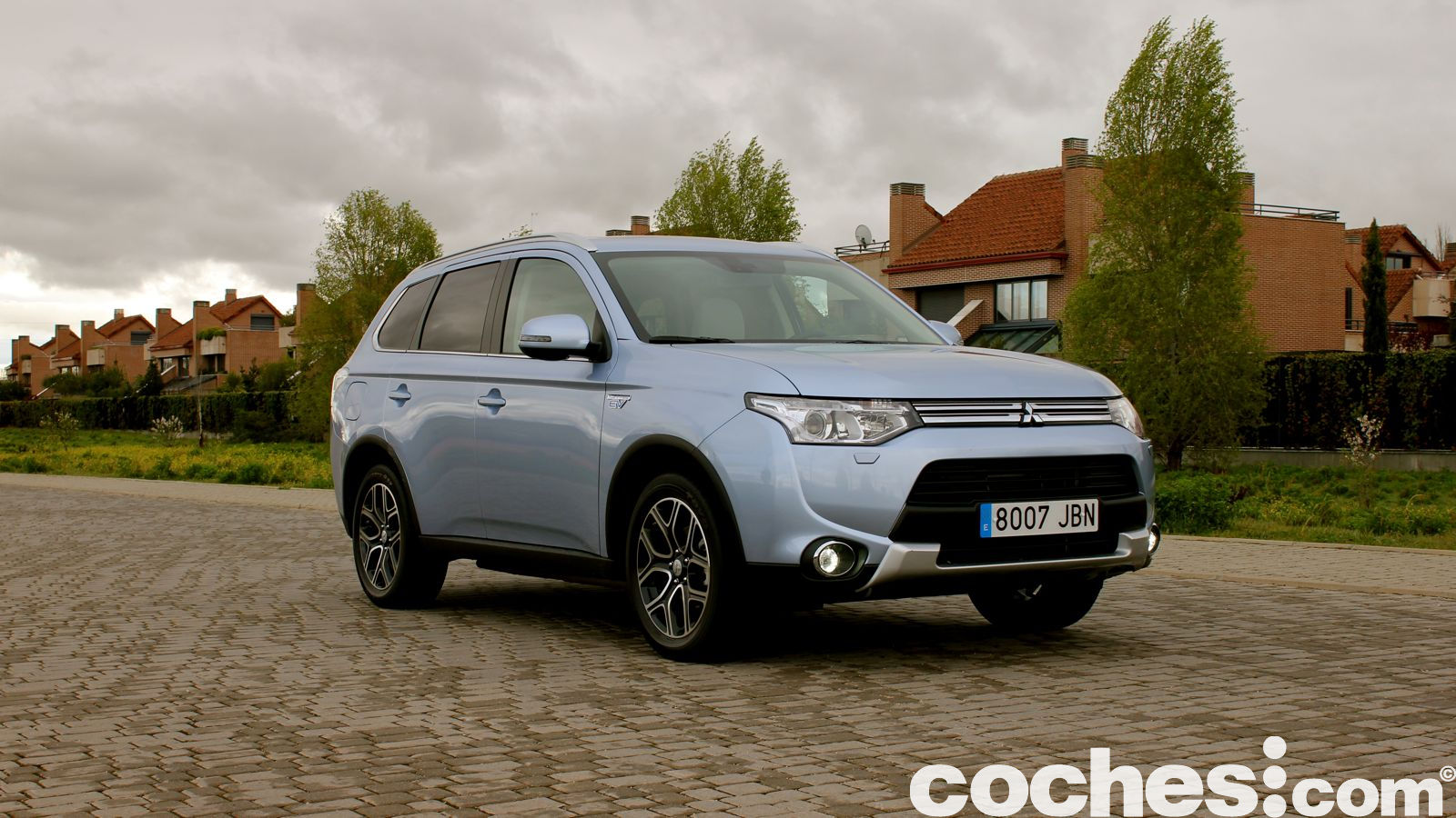 Nos ponemos al volante del Mitsubishi Outlander PHEV una semana para encontrar puntos fuertes y flaquezas del híbrido enchufable que compite con los diésel.
