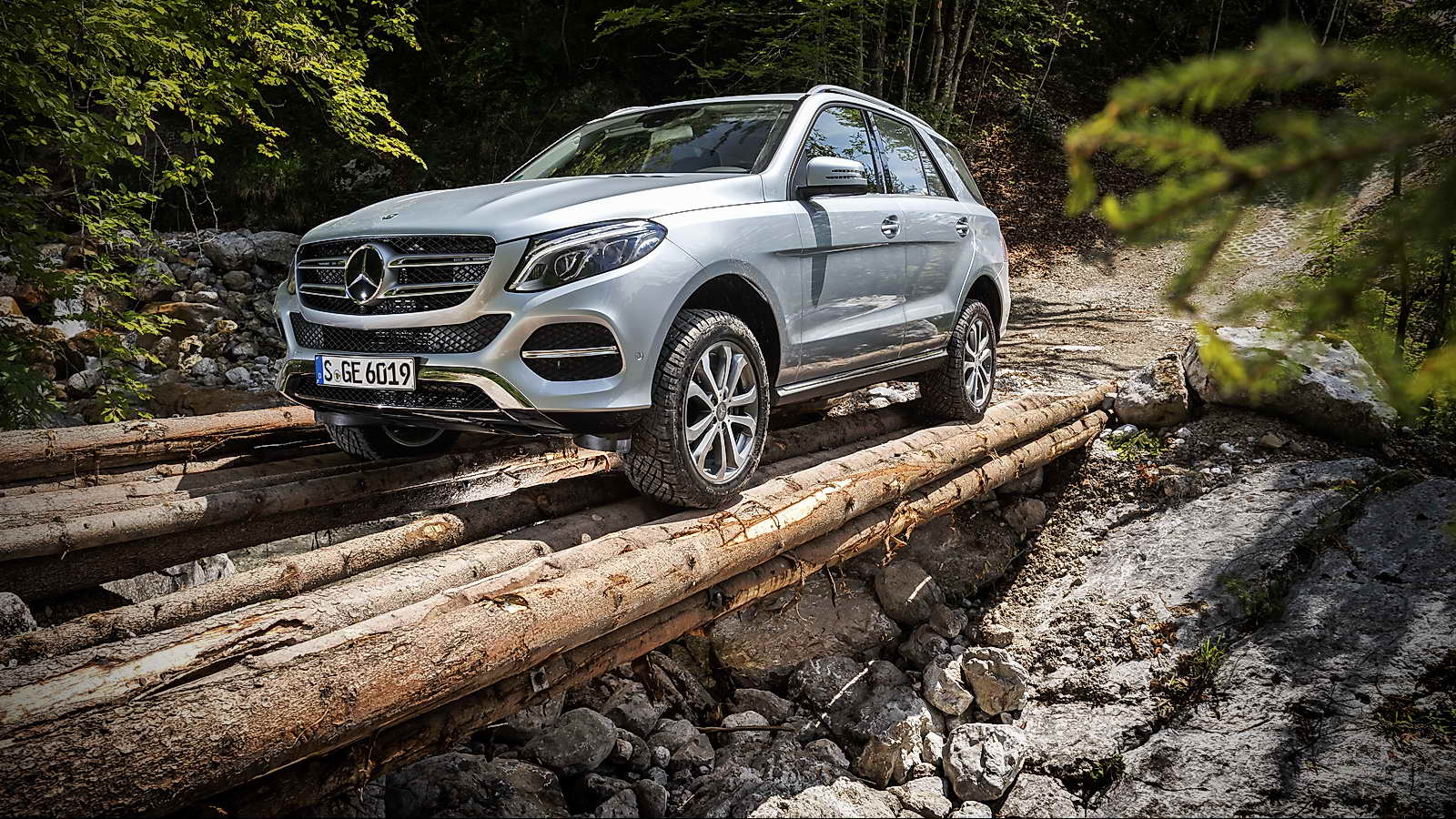 El nuevo Mercedes-Benz GLE ofrece en un único vehículo grandes dosis de confort, practicidad y, sobre todo, posibilidades off-road de las que carece el GLE Coupé, de perfil más deportivo.