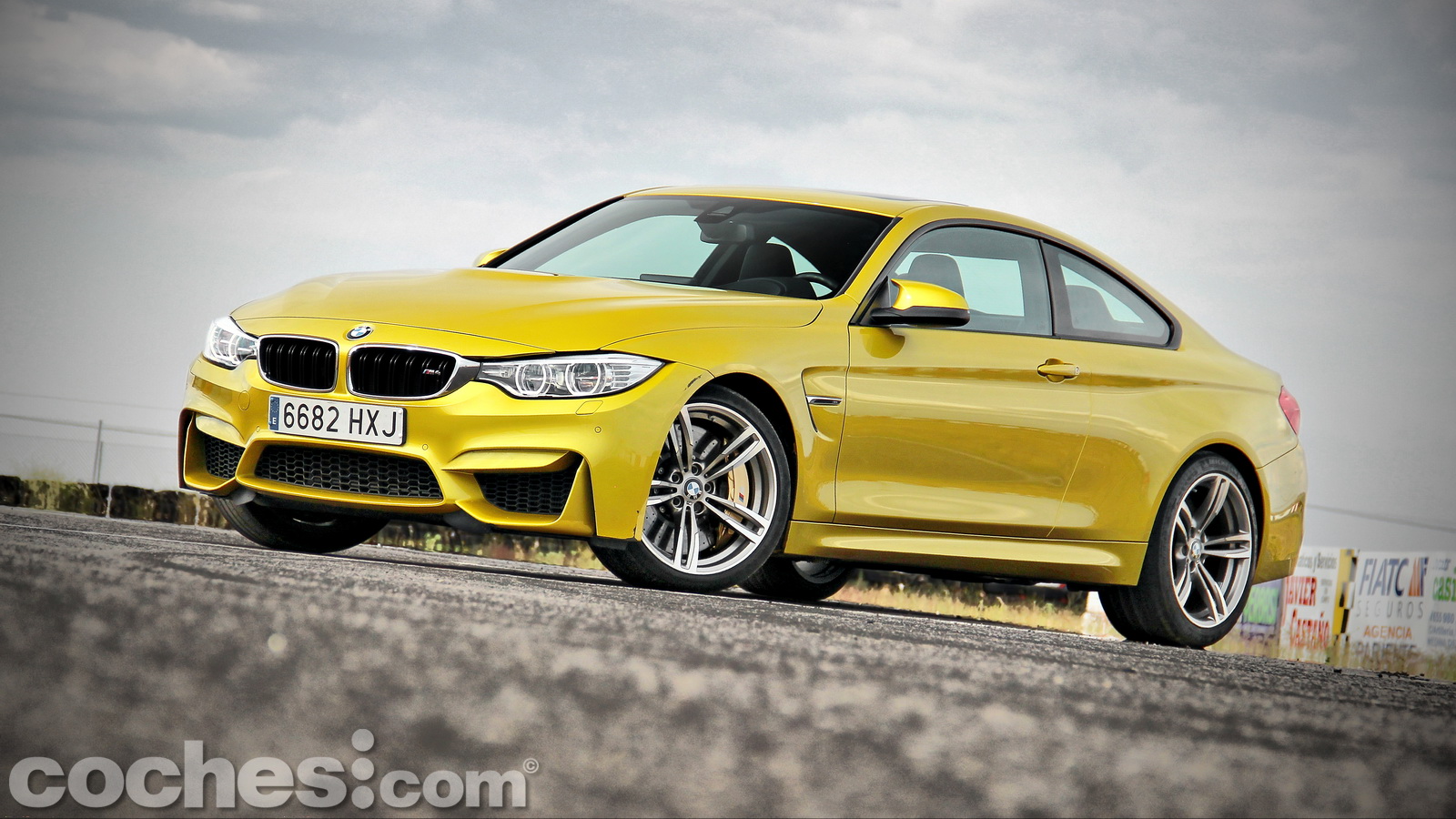 Toca ponernos tras el volante de uno de esos modelos que acelera pulso con tan sólo nombrarlo: el BMW M4 Coupé, heredero de una mítica saga de deportivos que ahora cumple 30 años.