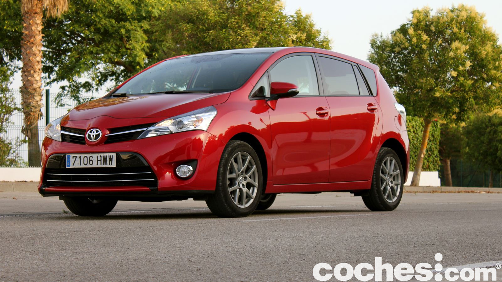 Probamos a fondo el Toyota Verso. Aunque veterano, este monovolumen compacto destaca por su equilibrio. El motor diésel 115D es solvente y de bajo consumo.