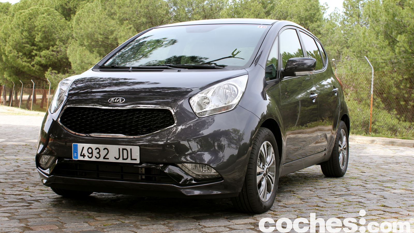Probamos el Kia Venga 2015, un pequeño monovolumen que se conduce como un utilitario, con un interior muy amplio y un maletero ejemplar para su tamaño.